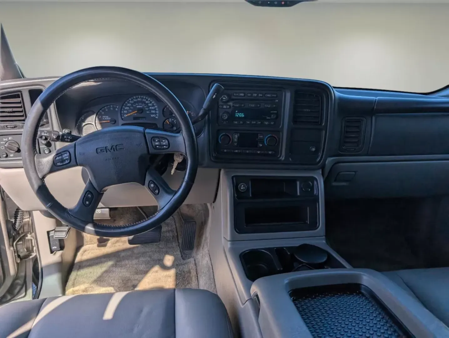 2003 /Pewter/Dark Pewter GMC Yukon SLT (1GKEC13Z83J) with an Other engine, located at 1430 Gateway Drive, Opelika, AL, 36801, (334) 239-0944, 32.637871, -85.409790 - **Discover Adventure and Comfort with the 2003 GMC Yukon SLT at Gils Auto - Phenix City**<br /> <br /> If you're on the hunt for a reliable SUV that embodies comfort and versatility, look no further than the 2003 GMC Yukon SLT, available now at Gils Auto in Phenix City, AL. This robust vehicle offer - Photo#12