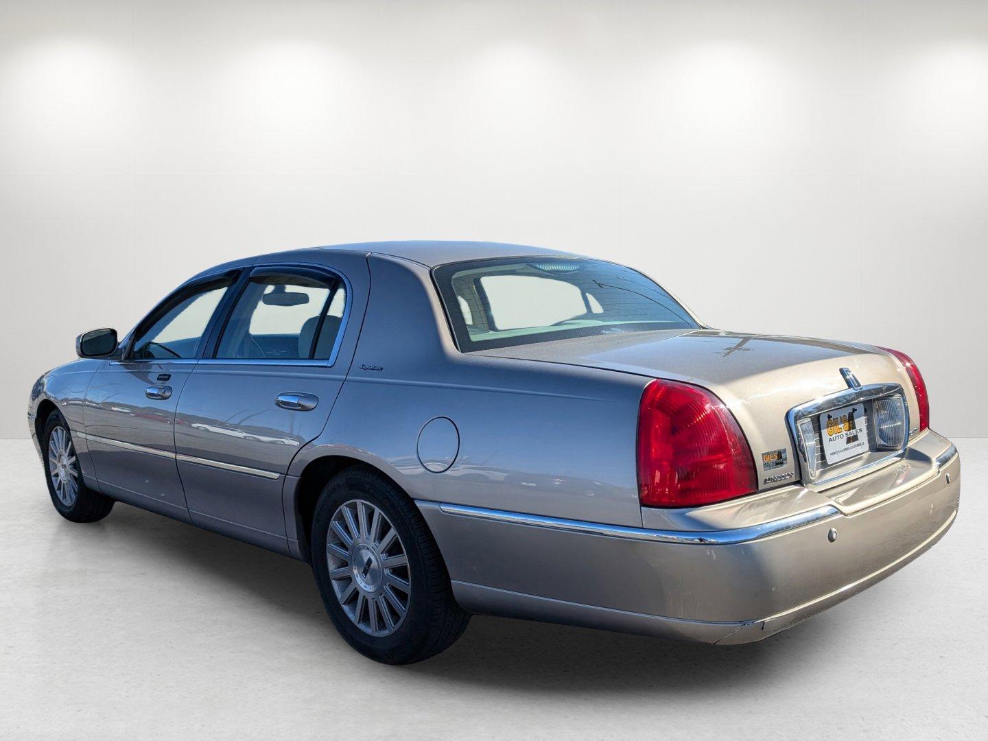 2003 Lincoln Town Car Signature (1LNHM82W13Y) with an Gas V8 4.6L/281 engine, 4-Speed Automatic w/OD transmission, located at 1430 Gateway Drive, Opelika, AL, 36801, (334) 239-0944, 32.637871, -85.409790 - 2003 Lincoln Town Car Signature - Photo#7