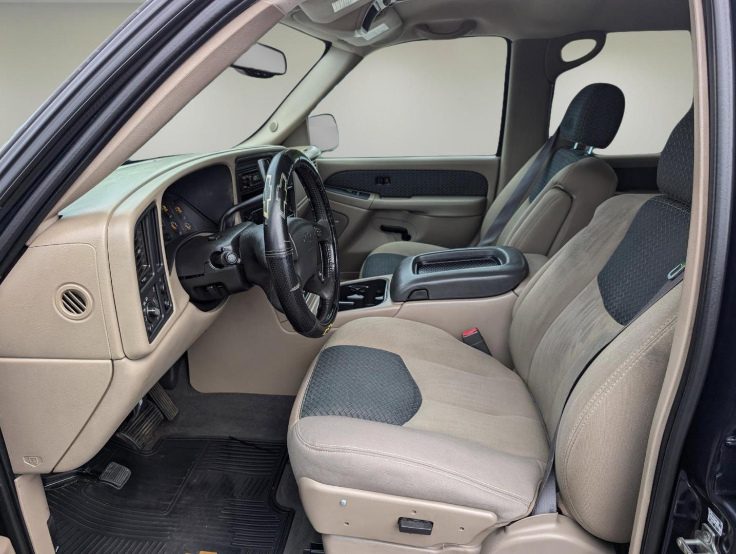 2004 /Medium Neutral Chevrolet Avalanche Z66 (3GNEC12T04G) with an Gas V8 5.3L/327 engine, 4-Speed Automatic w/OD transmission, located at 3959 U.S. 80 W, Phenix City, AL, 36870, (334) 297-4885, 32.469296, -85.135185 - 2004 Chevrolet Avalanche Z66 - Photo#9