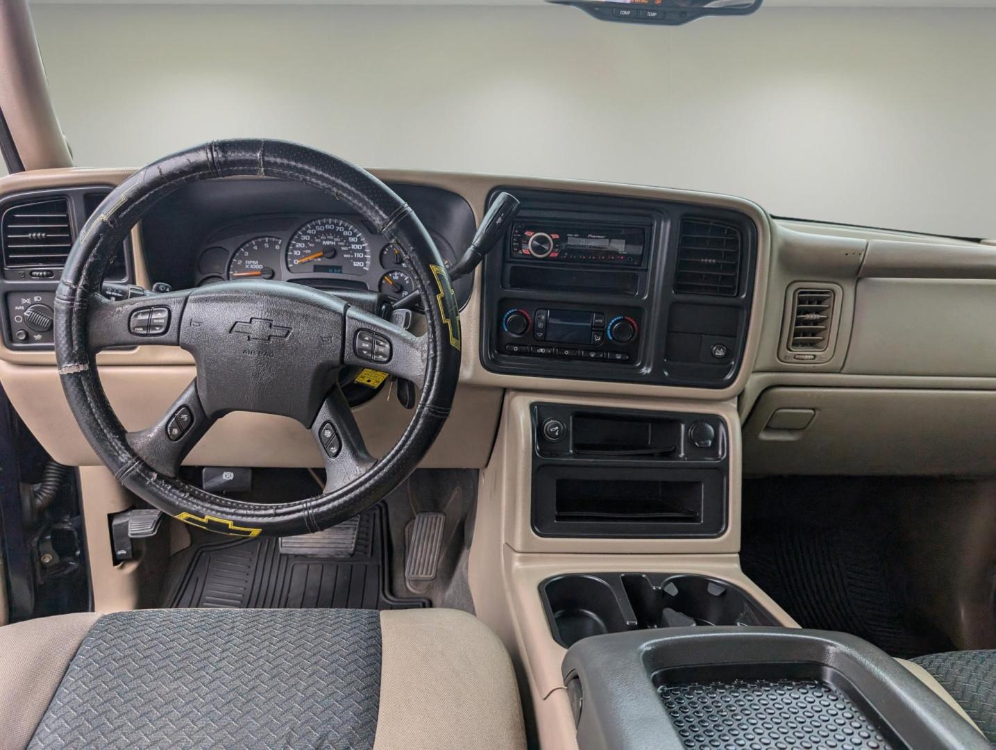 2004 /Medium Neutral Chevrolet Avalanche Z66 (3GNEC12T04G) with an Gas V8 5.3L/327 engine, 4-Speed Automatic w/OD transmission, located at 3959 U.S. 80 W, Phenix City, AL, 36870, (334) 297-4885, 32.469296, -85.135185 - 2004 Chevrolet Avalanche Z66 - Photo#11
