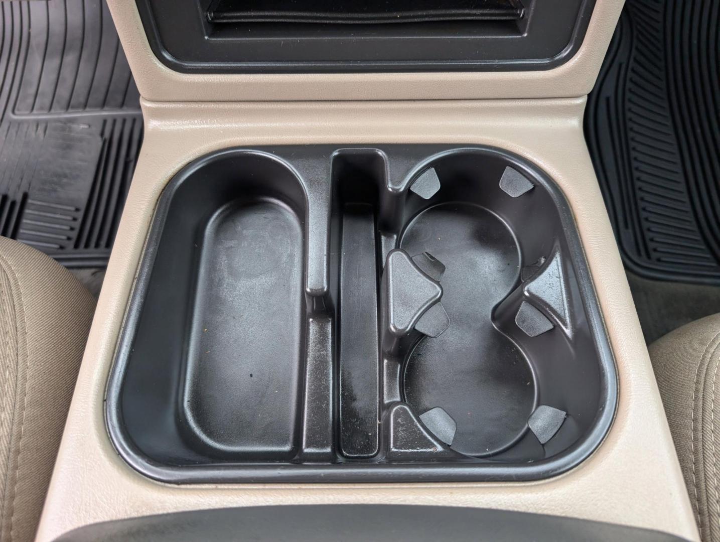 2004 /Medium Neutral Chevrolet Avalanche Z66 (3GNEC12T04G) with an Gas V8 5.3L/327 engine, 4-Speed Automatic w/OD transmission, located at 3959 U.S. 80 W, Phenix City, AL, 36870, (334) 297-4885, 32.469296, -85.135185 - 2004 Chevrolet Avalanche Z66 - Photo#12