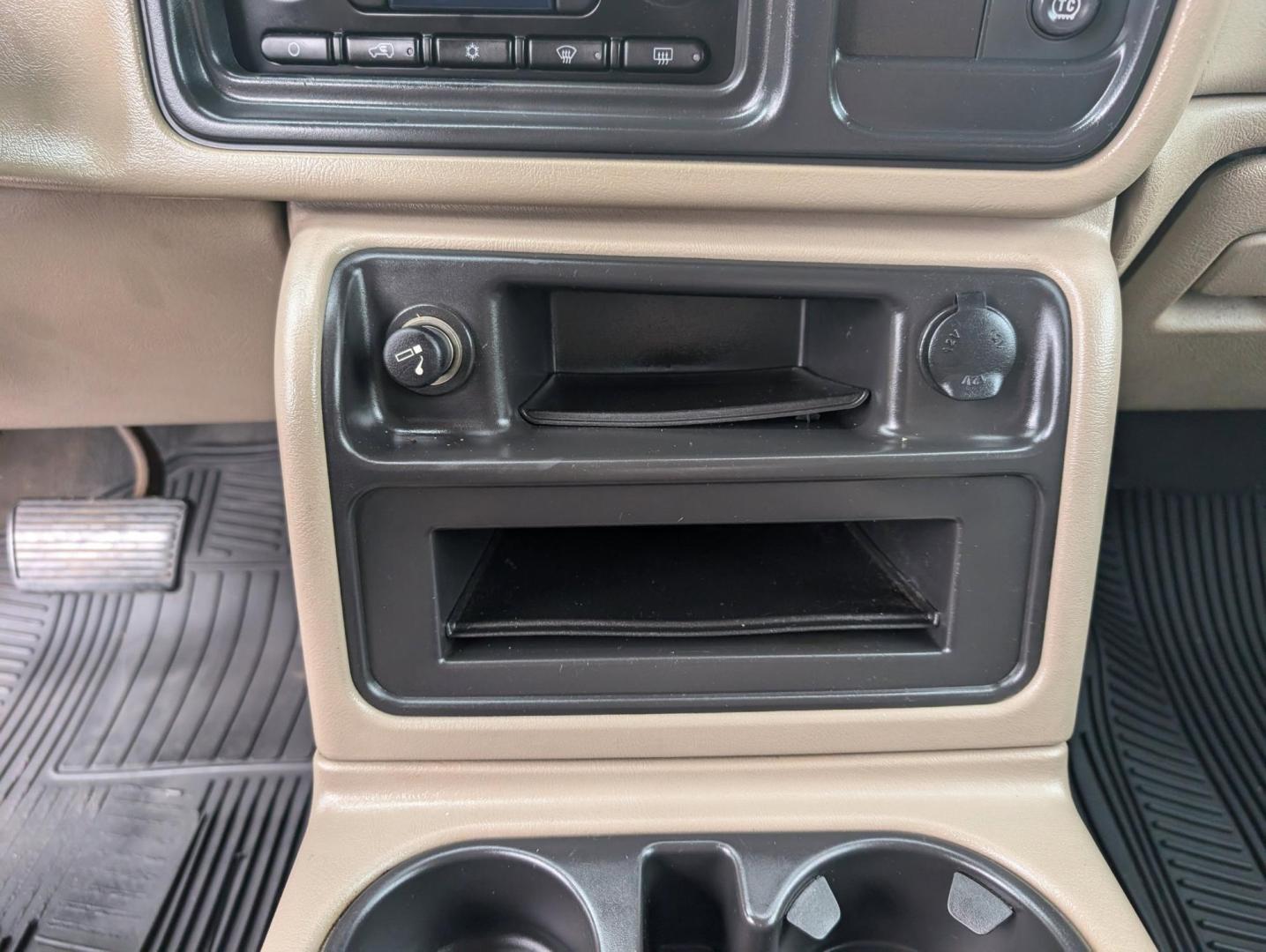 2004 /Medium Neutral Chevrolet Avalanche Z66 (3GNEC12T04G) with an Gas V8 5.3L/327 engine, 4-Speed Automatic w/OD transmission, located at 3959 U.S. 80 W, Phenix City, AL, 36870, (334) 297-4885, 32.469296, -85.135185 - 2004 Chevrolet Avalanche Z66 - Photo#13
