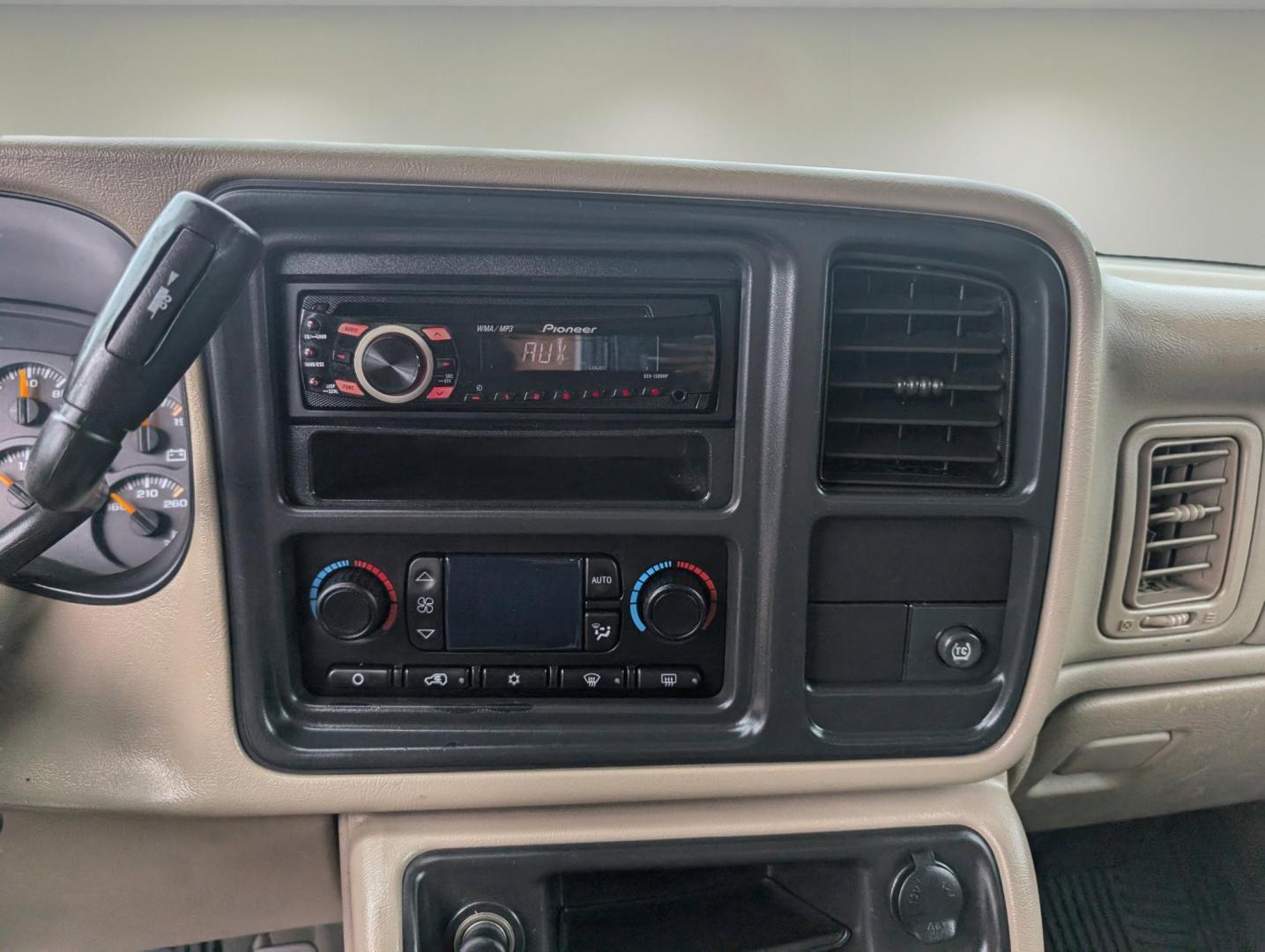 2004 /Medium Neutral Chevrolet Avalanche Z66 (3GNEC12T04G) with an Gas V8 5.3L/327 engine, 4-Speed Automatic w/OD transmission, located at 3959 U.S. 80 W, Phenix City, AL, 36870, (334) 297-4885, 32.469296, -85.135185 - 2004 Chevrolet Avalanche Z66 - Photo#14