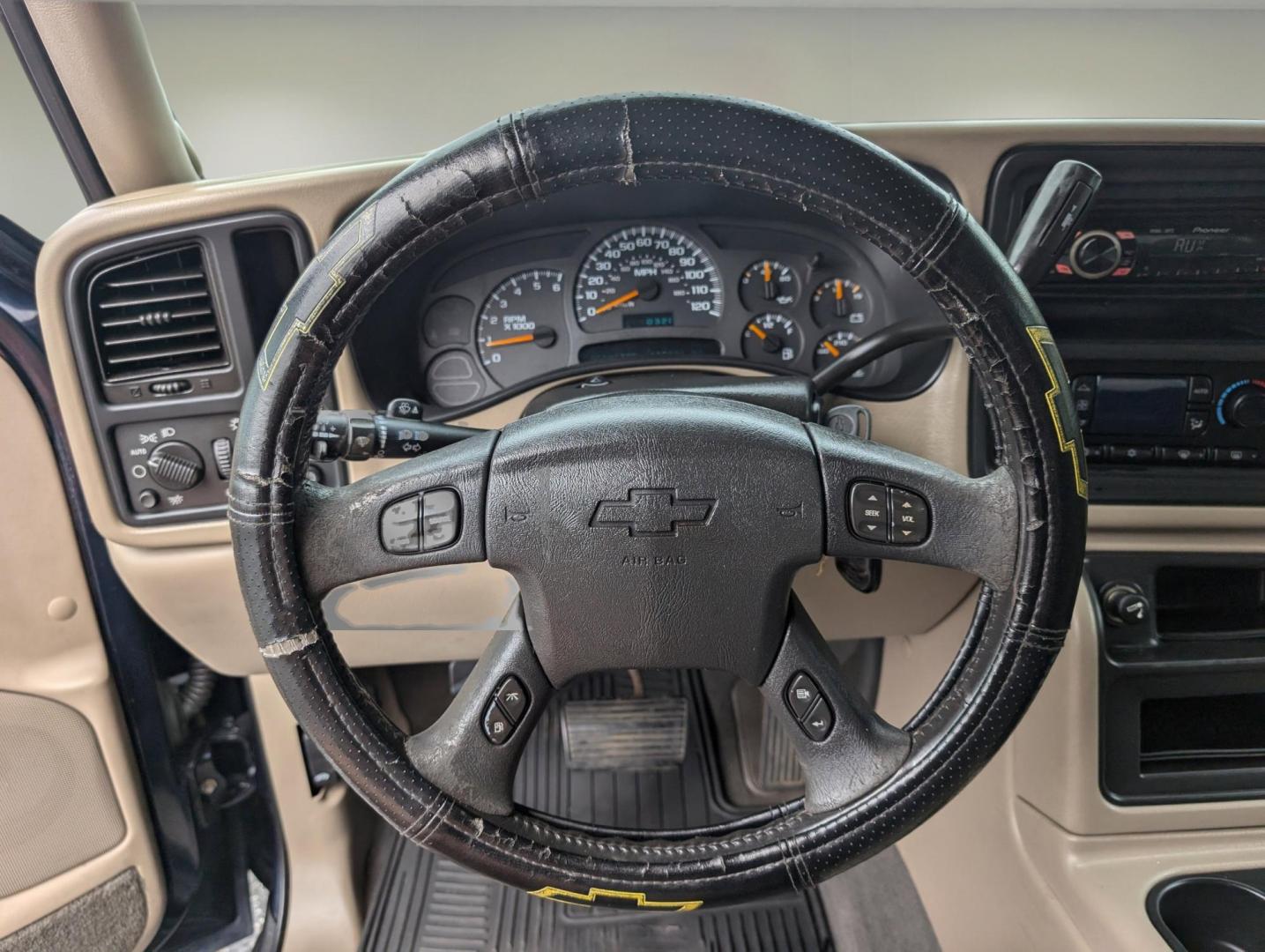 2004 /Medium Neutral Chevrolet Avalanche Z66 (3GNEC12T04G) with an Gas V8 5.3L/327 engine, 4-Speed Automatic w/OD transmission, located at 3959 U.S. 80 W, Phenix City, AL, 36870, (334) 297-4885, 32.469296, -85.135185 - 2004 Chevrolet Avalanche Z66 - Photo#15
