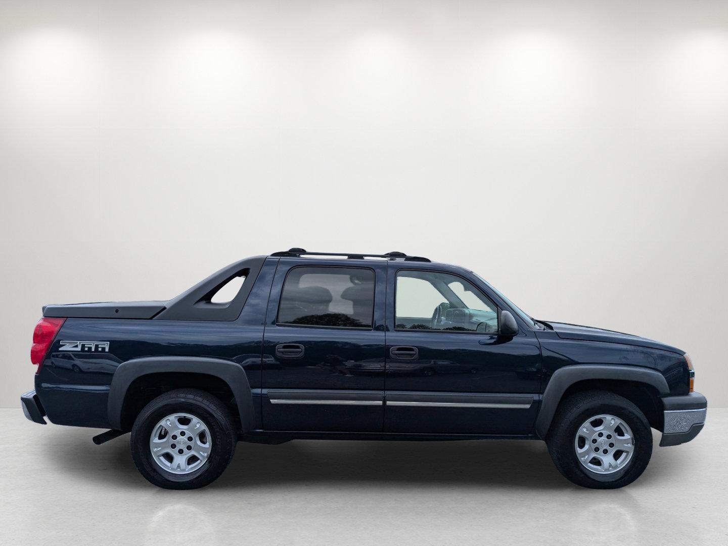 2004 /Medium Neutral Chevrolet Avalanche Z66 (3GNEC12T04G) with an Gas V8 5.3L/327 engine, 4-Speed Automatic w/OD transmission, located at 3959 U.S. 80 W, Phenix City, AL, 36870, (334) 297-4885, 32.469296, -85.135185 - 2004 Chevrolet Avalanche Z66 - Photo#3