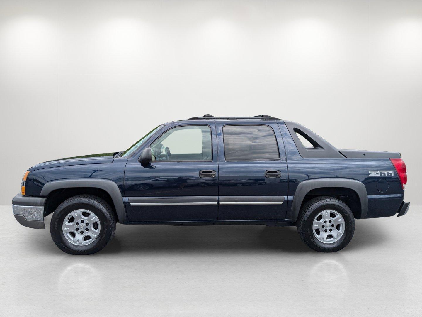 2004 /Medium Neutral Chevrolet Avalanche Z66 (3GNEC12T04G) with an Gas V8 5.3L/327 engine, 4-Speed Automatic w/OD transmission, located at 3959 U.S. 80 W, Phenix City, AL, 36870, (334) 297-4885, 32.469296, -85.135185 - 2004 Chevrolet Avalanche Z66 - Photo#7