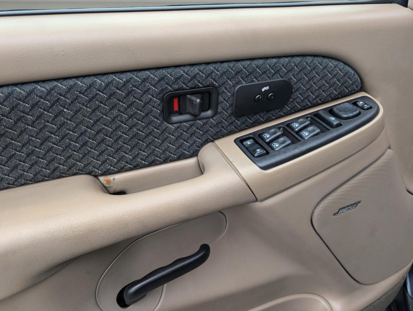 2004 /Medium Neutral Chevrolet Avalanche Z66 (3GNEC12T04G) with an Gas V8 5.3L/327 engine, 4-Speed Automatic w/OD transmission, located at 3959 U.S. 80 W, Phenix City, AL, 36870, (334) 297-4885, 32.469296, -85.135185 - 2004 Chevrolet Avalanche Z66 - Photo#8