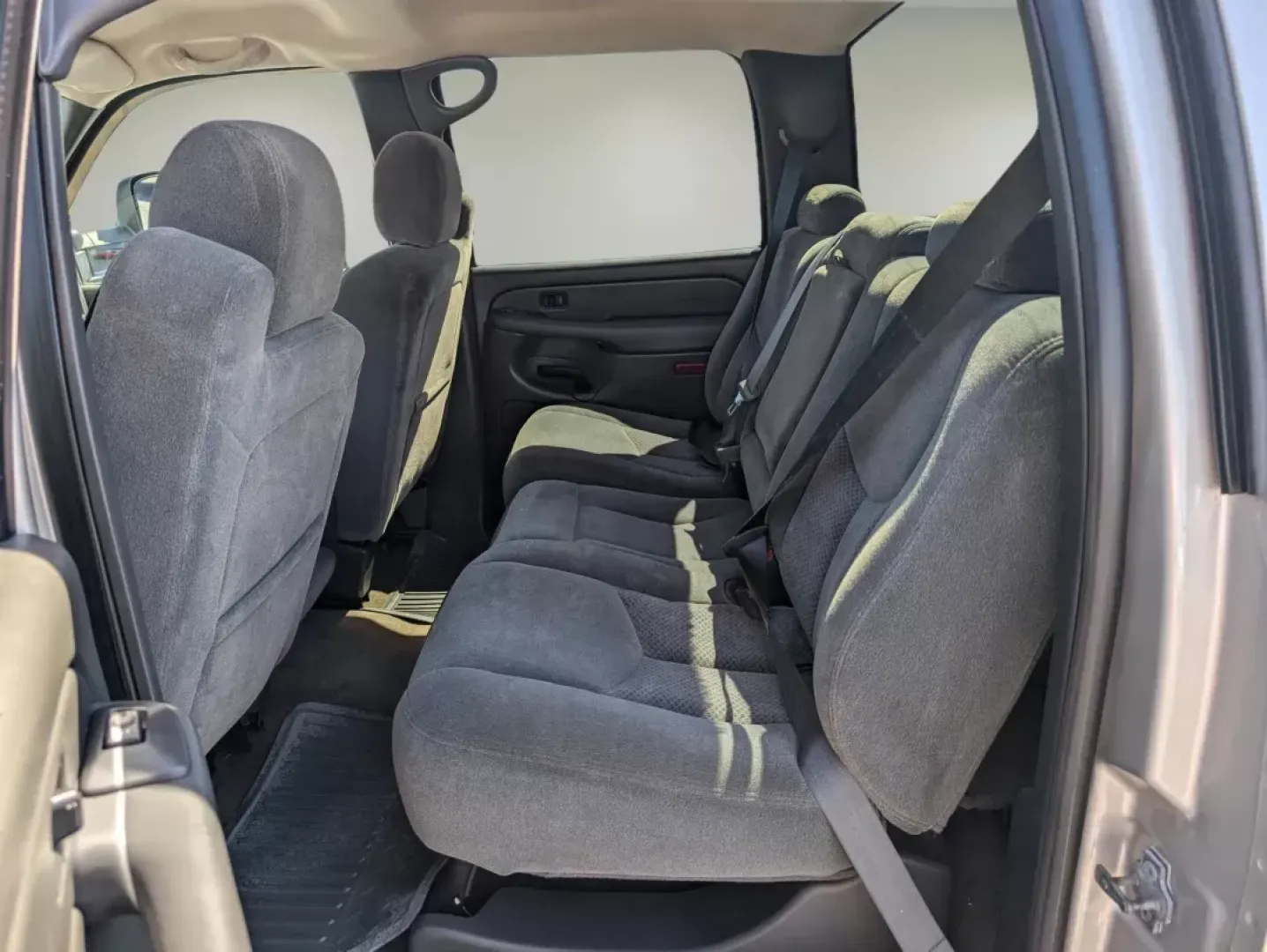 2004 /Dark Charcoal Chevrolet Silverado 2500HD LS (1GCHK23U64F) with an Gas V8 6.0L/364 engine, 4-Speed HD Automatic w/OD transmission, located at 3959 U.S. 80 W, Phenix City, AL, 36870, (334) 297-4885, 32.469296, -85.135185 - 2004 Chevrolet Silverado 2500HD LS - Photo#11