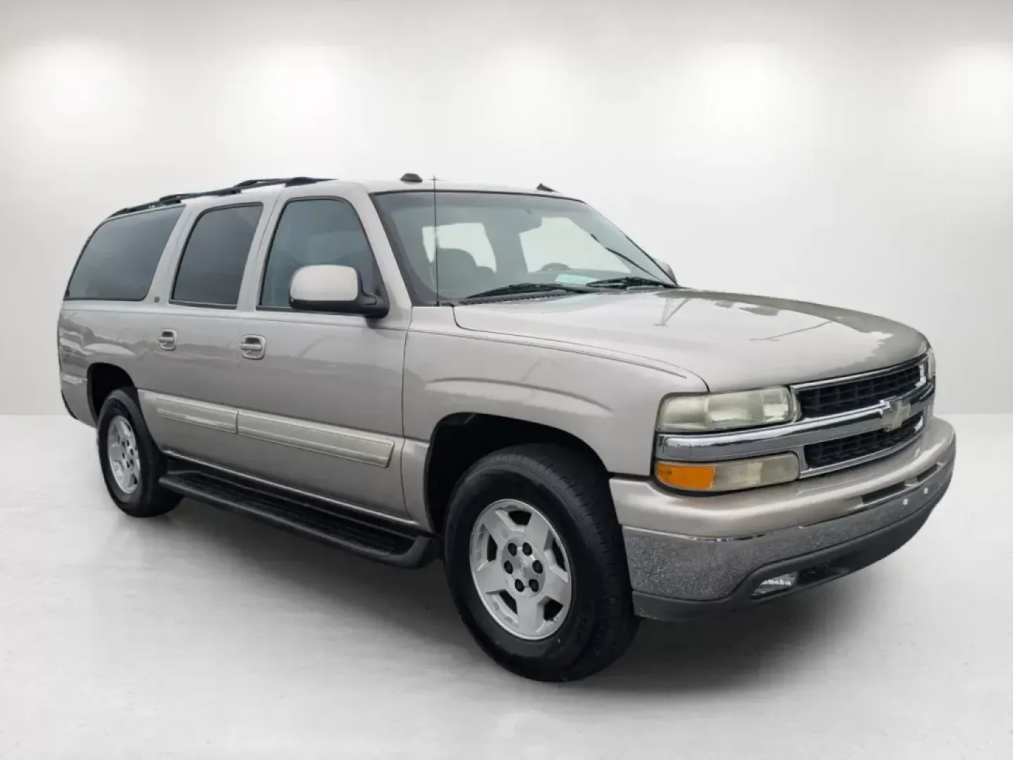 2004 /Gray/Dark Charcoal Chevrolet Suburban LT (3GNEC16Z94G) with an Other engine, located at 804 22nd Ave, Phenix City, AL, 36870, (334) 297-1860, 32.484749, -85.024475 - **Experience Adventure with the 2004 Chevrolet Suburban LT Your Family's Perfect Companion!**<br /> <br /> Are you ready to elevate your family adventures? Look no further than this stunning 2004 Chevrolet Suburban LT, available now at Gils Auto in Phenix City, AL. Offering a spacious and comfortab - Photo#2