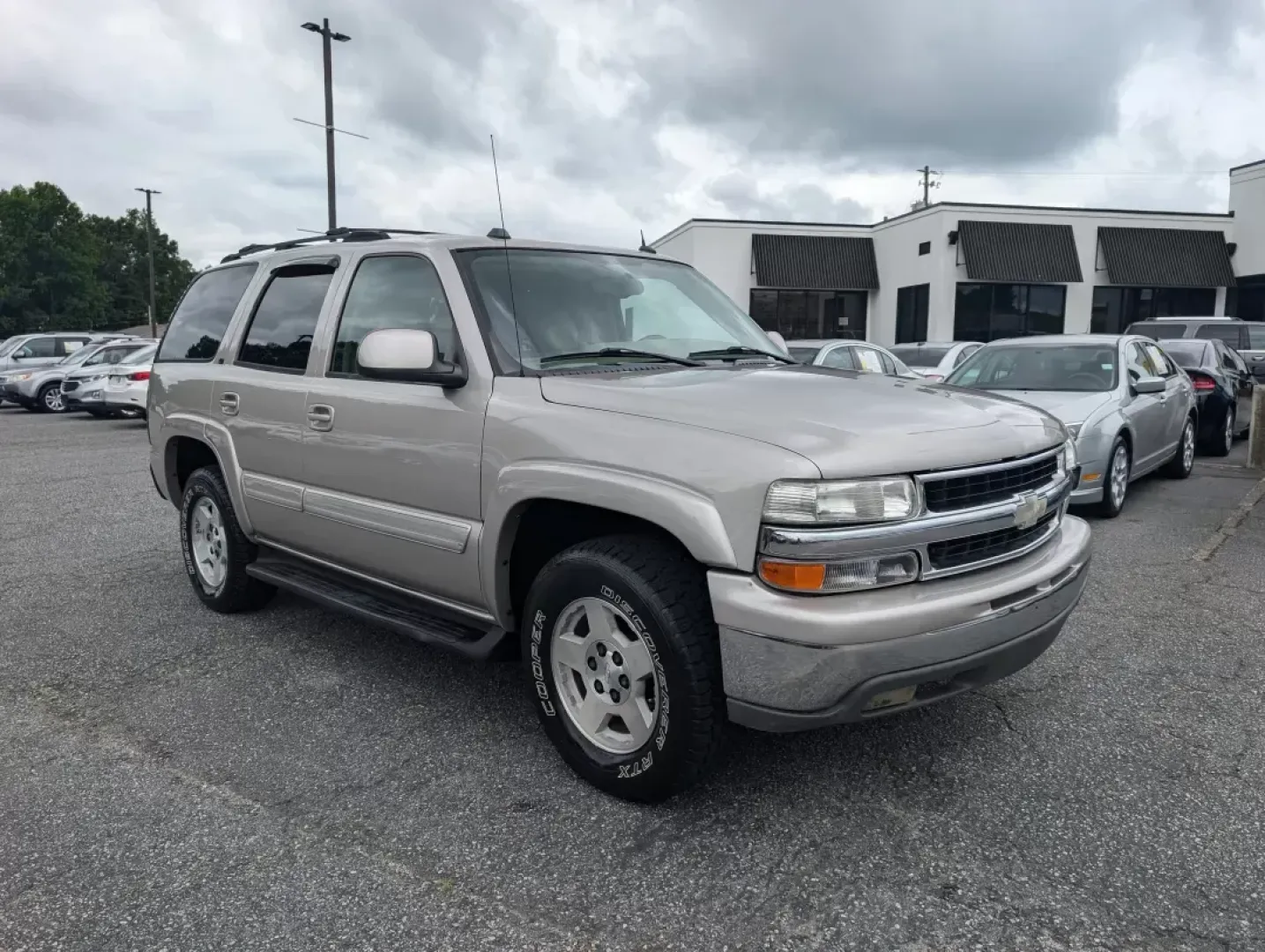 2004 /Tan/Neutral Chevrolet Tahoe LT (1GNEC13Z84R) with an Gas V8 5.3L/327 engine, 4-Speed Automatic w/OD transmission, located at 1430 Gateway Drive, Opelika, AL, 36801, (334) 239-0944, 32.637871, -85.409790 - **Discover Your Next Adventure with This 2004 Chevrolet Tahoe at Gils Auto - Opelika!**<br /> <br /> Unleash your wanderlust and embrace the open road with this stunning 2004 Chevrolet Tahoe, the perfect SUV for your family adventures, weekend getaways, or daily commutes. With ample space for passen - Photo#2