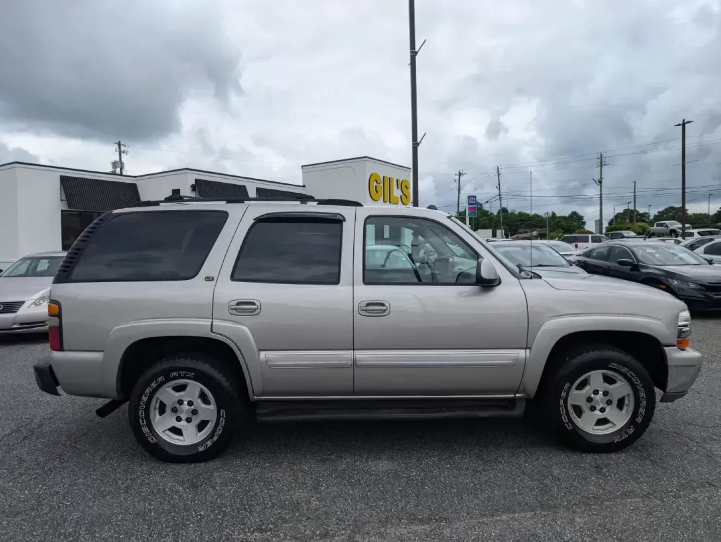 2004 /Tan/Neutral Chevrolet Tahoe LT (1GNEC13Z84R) with an Gas V8 5.3L/327 engine, 4-Speed Automatic w/OD transmission, located at 1430 Gateway Drive, Opelika, AL, 36801, (334) 239-0944, 32.637871, -85.409790 - **Discover Your Next Adventure with This 2004 Chevrolet Tahoe at Gils Auto - Opelika!**<br /> <br /> Unleash your wanderlust and embrace the open road with this stunning 2004 Chevrolet Tahoe, the perfect SUV for your family adventures, weekend getaways, or daily commutes. With ample space for passen - Photo#3