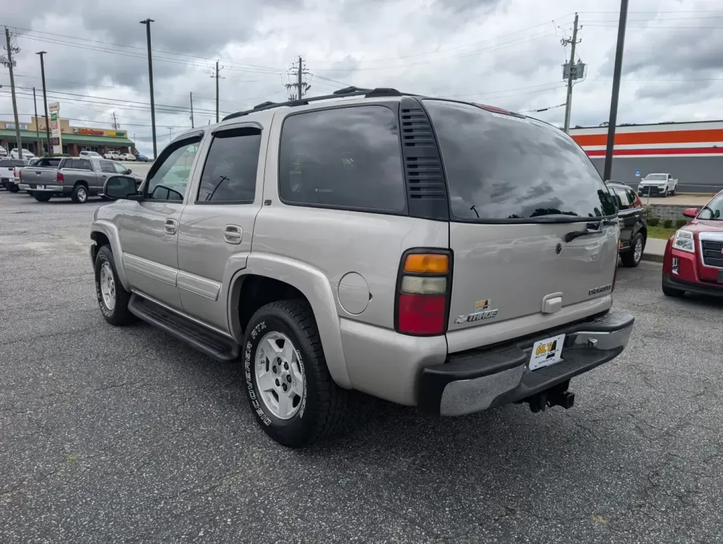 2004 /Tan/Neutral Chevrolet Tahoe LT (1GNEC13Z84R) with an Gas V8 5.3L/327 engine, 4-Speed Automatic w/OD transmission, located at 1430 Gateway Drive, Opelika, AL, 36801, (334) 239-0944, 32.637871, -85.409790 - **Discover Your Next Adventure with This 2004 Chevrolet Tahoe at Gils Auto - Opelika!**<br /> <br /> Unleash your wanderlust and embrace the open road with this stunning 2004 Chevrolet Tahoe, the perfect SUV for your family adventures, weekend getaways, or daily commutes. With ample space for passen - Photo#6