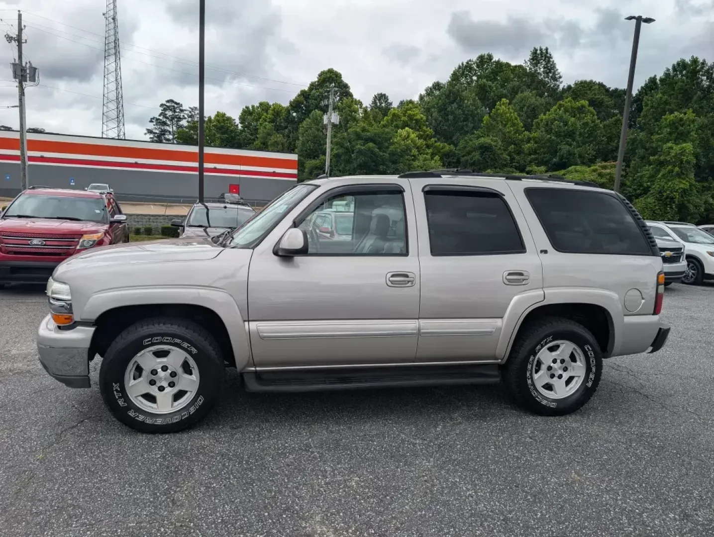 2004 /Tan/Neutral Chevrolet Tahoe LT (1GNEC13Z84R) with an Gas V8 5.3L/327 engine, 4-Speed Automatic w/OD transmission, located at 1430 Gateway Drive, Opelika, AL, 36801, (334) 239-0944, 32.637871, -85.409790 - **Discover Your Next Adventure with This 2004 Chevrolet Tahoe at Gils Auto - Opelika!**<br /> <br /> Unleash your wanderlust and embrace the open road with this stunning 2004 Chevrolet Tahoe, the perfect SUV for your family adventures, weekend getaways, or daily commutes. With ample space for passen - Photo#7