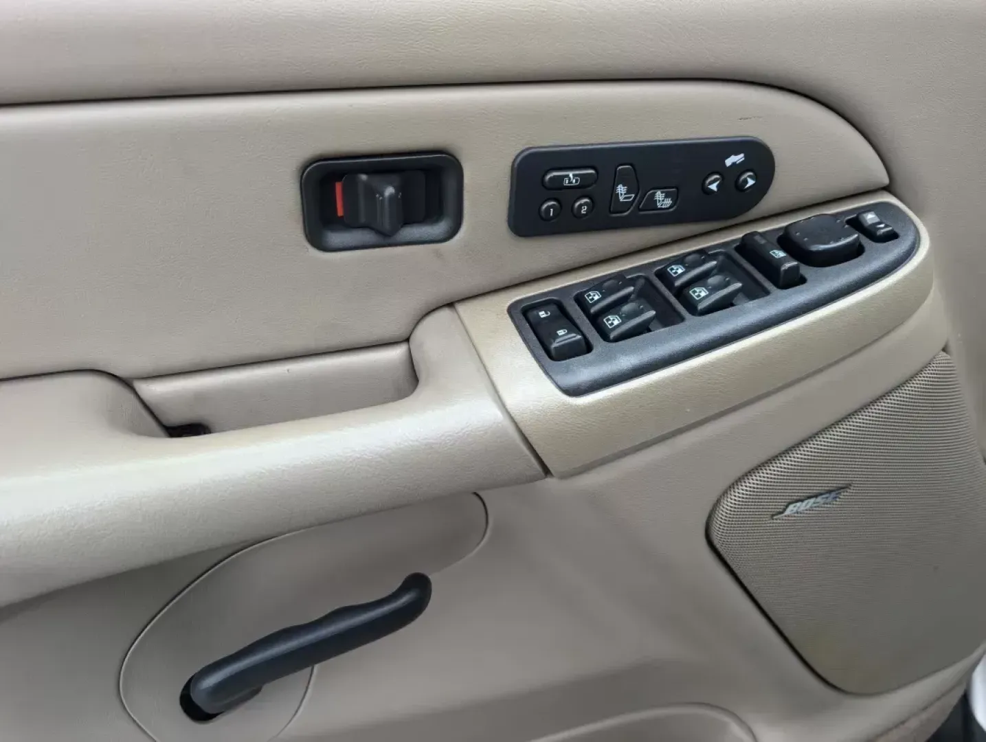 2004 /Tan/Neutral Chevrolet Tahoe LT (1GNEC13Z84R) with an Gas V8 5.3L/327 engine, 4-Speed Automatic w/OD transmission, located at 1430 Gateway Drive, Opelika, AL, 36801, (334) 239-0944, 32.637871, -85.409790 - **Discover Your Next Adventure with This 2004 Chevrolet Tahoe at Gils Auto - Opelika!**<br /> <br /> Unleash your wanderlust and embrace the open road with this stunning 2004 Chevrolet Tahoe, the perfect SUV for your family adventures, weekend getaways, or daily commutes. With ample space for passen - Photo#8