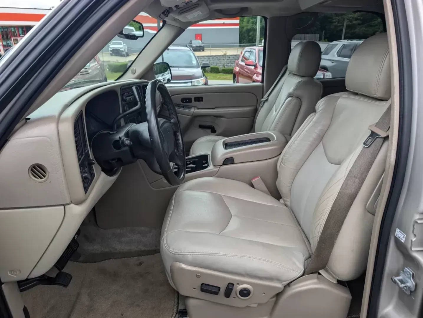 2004 /Tan/Neutral Chevrolet Tahoe LT (1GNEC13Z84R) with an Gas V8 5.3L/327 engine, 4-Speed Automatic w/OD transmission, located at 1430 Gateway Drive, Opelika, AL, 36801, (334) 239-0944, 32.637871, -85.409790 - **Discover Your Next Adventure with This 2004 Chevrolet Tahoe at Gils Auto - Opelika!**<br /> <br /> Unleash your wanderlust and embrace the open road with this stunning 2004 Chevrolet Tahoe, the perfect SUV for your family adventures, weekend getaways, or daily commutes. With ample space for passen - Photo#9