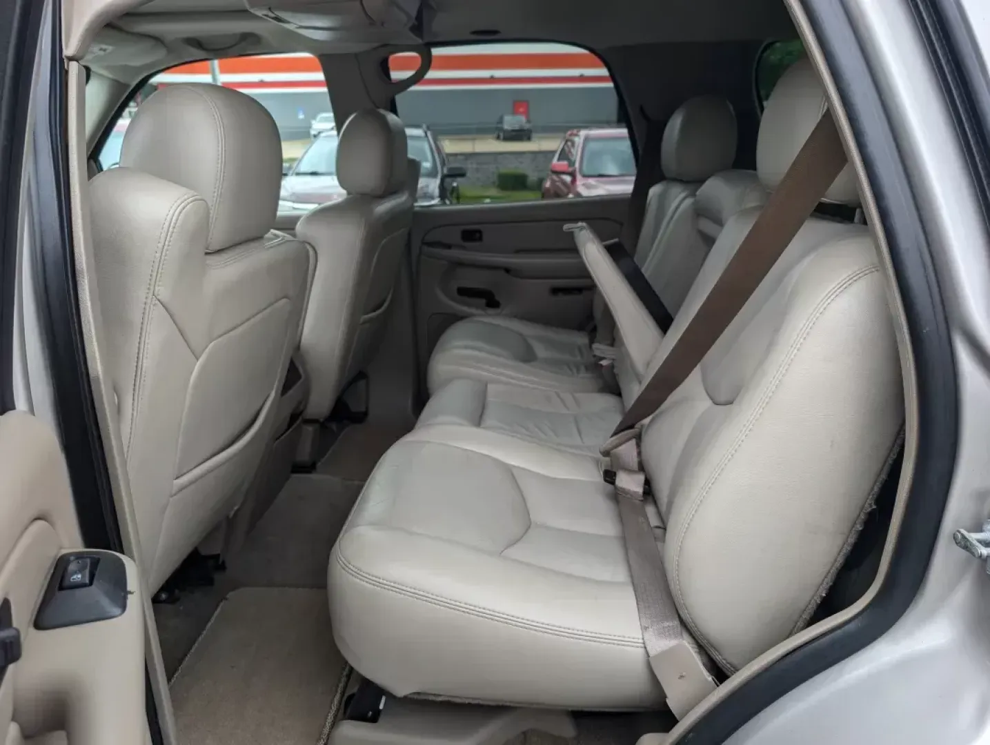 2004 /Tan/Neutral Chevrolet Tahoe LT (1GNEC13Z84R) with an Gas V8 5.3L/327 engine, 4-Speed Automatic w/OD transmission, located at 1430 Gateway Drive, Opelika, AL, 36801, (334) 239-0944, 32.637871, -85.409790 - **Discover Your Next Adventure with This 2004 Chevrolet Tahoe at Gils Auto - Opelika!**<br /> <br /> Unleash your wanderlust and embrace the open road with this stunning 2004 Chevrolet Tahoe, the perfect SUV for your family adventures, weekend getaways, or daily commutes. With ample space for passen - Photo#10