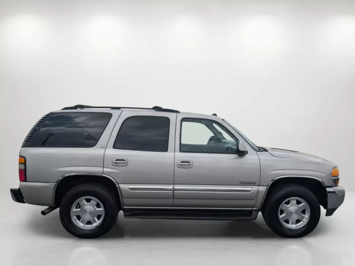 2004 /Pewter/Dark Pewter GMC Yukon SLT (1GKEC13Z44R) with an Gas V8 5.3L/325 engine, 4-Speed Automatic w/OD transmission, located at 3959 U.S. 80 W, Phenix City, AL, 36870, (334) 297-4885, 32.469296, -85.135185 - 2004 GMC Yukon SLT - Photo#4