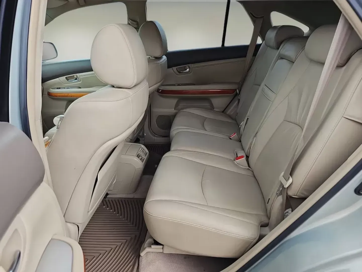 2004 /Ivory Lexus RX 330 (2T2HA31U14C) with an Gas V6 3.3L/202 engine, 5-Speed Automatic w/OD transmission, located at 7000 Northlake Connector, Columbus, GA, 31904, (706) 987-8085, 32.524975, -84.978134 - **Explore the Open Road with This 2004 Lexus RX 330 Your Perfect Companion for Every Adventure!**<br /> <br /> Are you ready to elevate your driving experience? The 2004 Lexus RX 330 is not merely a vehicle; it's a lifestyle choice, perfect for weekend escapades, daily commutes, and everything in b - Photo#14