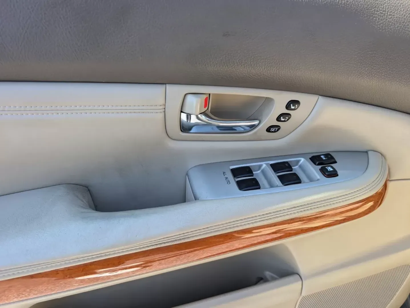 2004 Lexus RX 330 (JTJGA31U940) with an Other engine, located at 1430 Gateway Drive, Opelika, AL, 36801, (334) 239-0944, 32.637871, -85.409790 - **Discover the Perfect SUV for Your Next Adventure!** <br /> <br /> Are you in search of a reliable and stylish SUV that can elevate your daily commute, weekend getaways, or family outings? Look no further than this stunning 2004 Lexus RX 330, available now at Gils Auto in Opelika, AL. This versatil - Photo#8