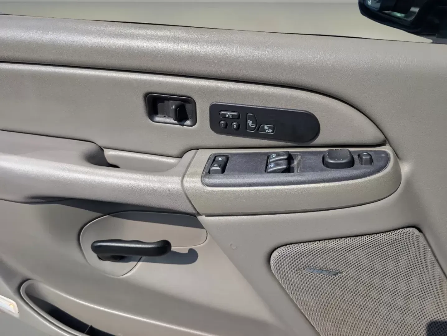 2005 Silver Birch Metallic /Medium Gray Chevrolet Silverado 1500 LT (2GCEC19T651) with an Other engine, located at 1430 Gateway Drive, Opelika, AL, 36801, (334) 239-0944, 32.637871, -85.409790 - **Unleash Your Adventurous Spirit with the 2005 Chevrolet Silverado 1500 LT!** <br /> <br /> Are you ready to take on your next weekend adventure or tackle those daily commutes with confidence? The 2005 Chevrolet Silverado 1500 LT is not just a truck; it's your companion for life's journey. Whether - Photo#8