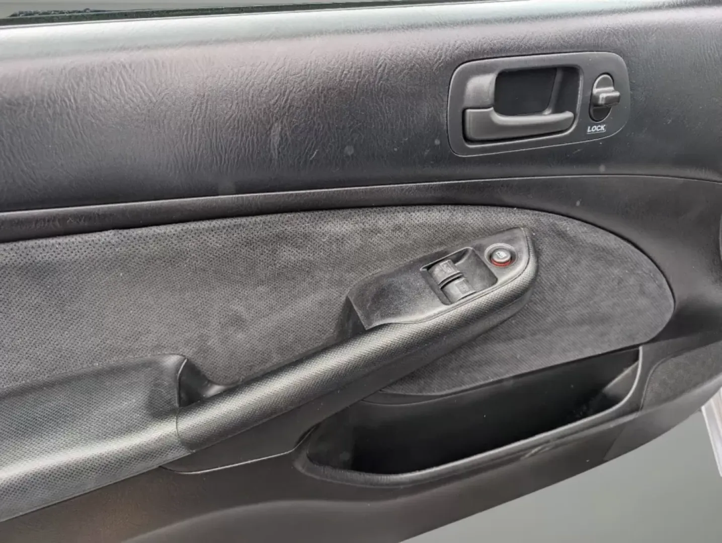 2005 Honda Civic Cpe LX (1HGEM22595L) with an Other engine, located at 1430 Gateway Drive, Opelika, AL, 36801, (334) 239-0944, 32.637871, -85.409790 - **Elevate Your Daily Commute with the 2005 Honda Civic Cpe LX!**<br /> <br /> Are you looking for a reliable vehicle that perfectly balances style, efficiency, and affordability? The 2005 Honda Civic Cpe LX is a fantastic choice for budget-conscious buyers and anyone in need of dependable transporta - Photo#8