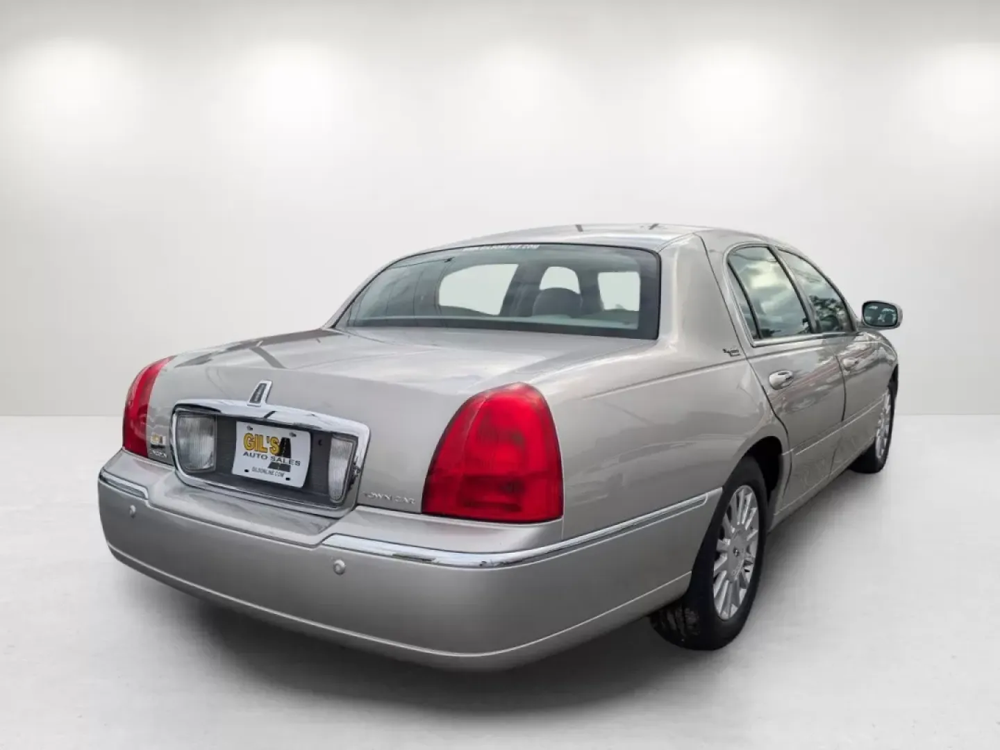 2005 Lincoln Town Car Signature Limited (1LNHM82W75Y) with an Other engine, located at 7000 Northlake Connector, Columbus, GA, 31904, (706) 987-8085, 32.524975, -84.978134 - Experience the epitome of luxury and comfort with this stunning 2005 Lincoln Town Car Signature Limited, perfect for those who appreciate style, elegance, and reliability. At Gils Auto in Phenix City, AL, we understand that driving is not just about getting from point A to B; it's about the journey - Photo#4