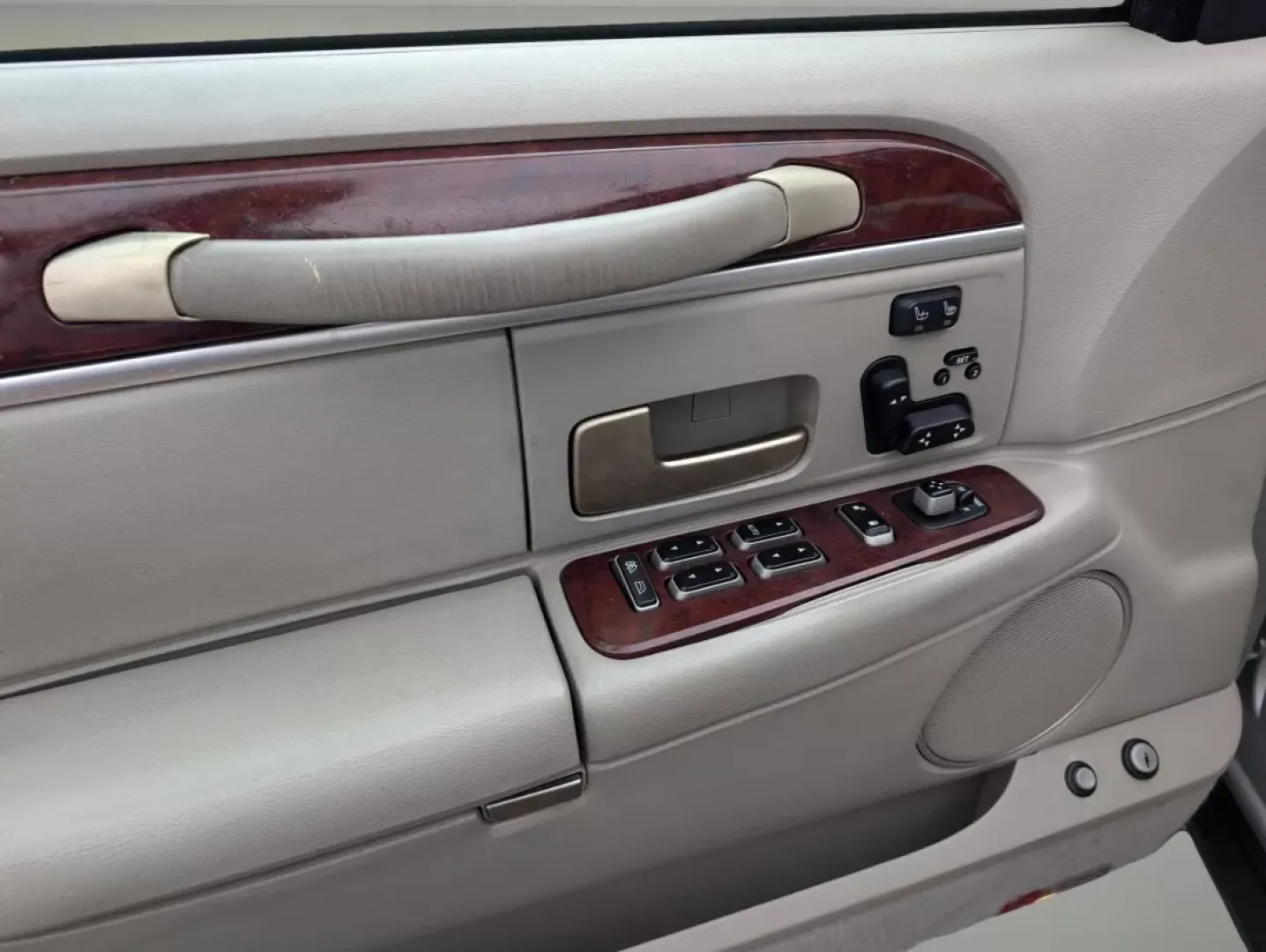 2005 Lincoln Town Car Signature Limited (1LNHM82W75Y) with an Other engine, located at 7000 Northlake Connector, Columbus, GA, 31904, (706) 987-8085, 32.524975, -84.978134 - Experience the epitome of luxury and comfort with this stunning 2005 Lincoln Town Car Signature Limited, perfect for those who appreciate style, elegance, and reliability. At Gils Auto in Phenix City, AL, we understand that driving is not just about getting from point A to B; it's about the journey - Photo#8