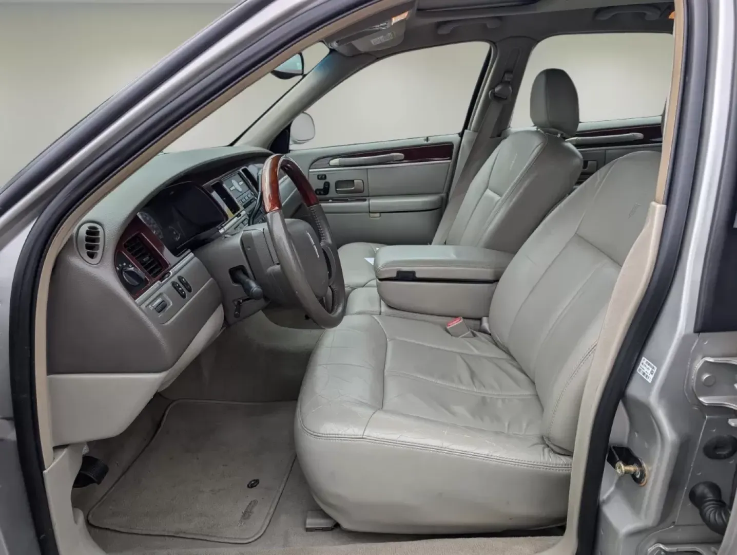 2005 Lincoln Town Car Signature Limited (1LNHM82W75Y) with an Other engine, located at 7000 Northlake Connector, Columbus, GA, 31904, (706) 987-8085, 32.524975, -84.978134 - Experience the epitome of luxury and comfort with this stunning 2005 Lincoln Town Car Signature Limited, perfect for those who appreciate style, elegance, and reliability. At Gils Auto in Phenix City, AL, we understand that driving is not just about getting from point A to B; it's about the journey - Photo#9