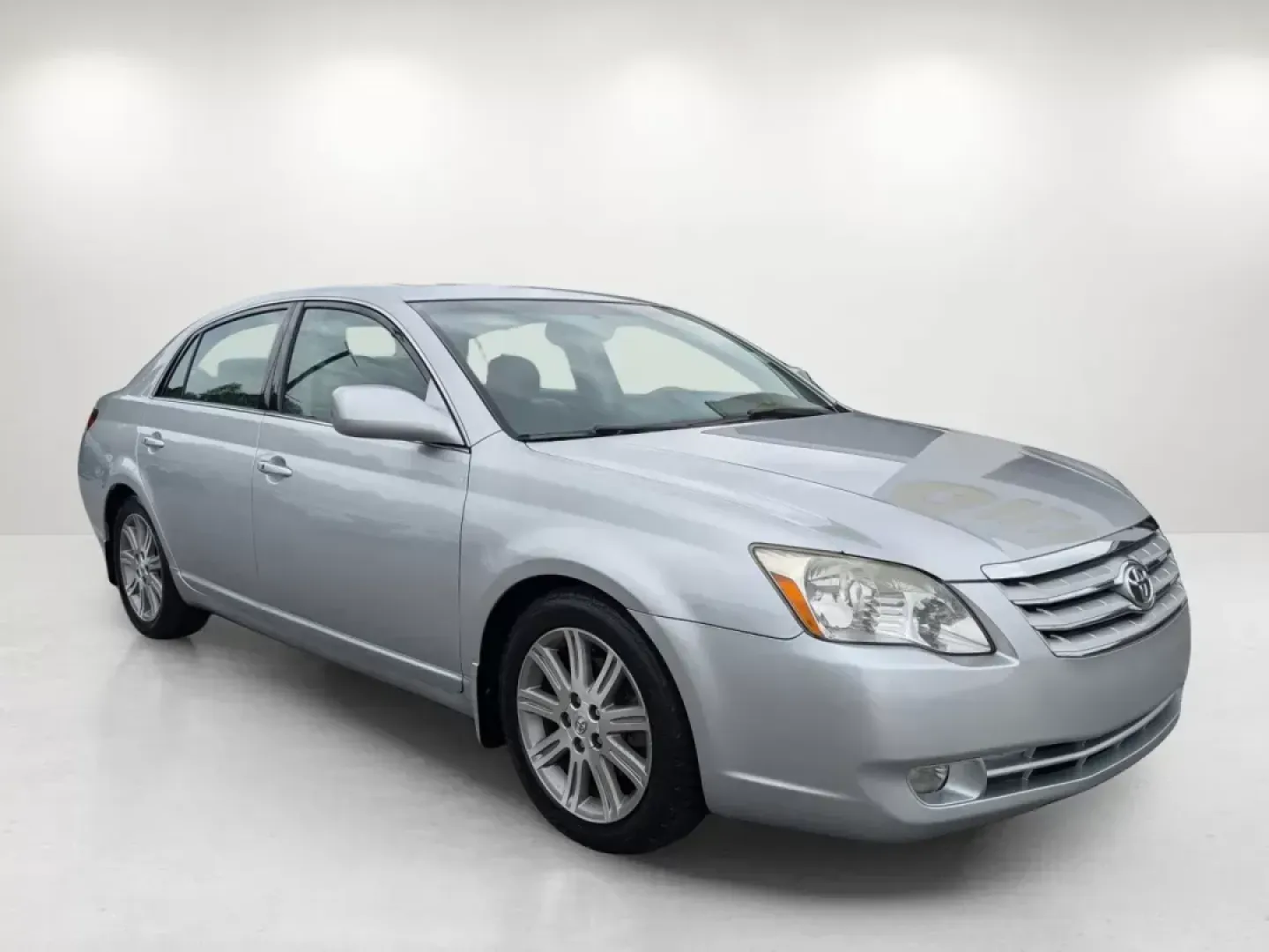 2005 Toyota Avalon (4T1BK36BX5U) with an Gas V6 3.5L/214 engine, 5-Speed Automatic w/OD transmission, located at 7000 Northlake Connector, Columbus, GA, 31904, (706) 987-8085, 32.524975, -84.978134 - 2005 Toyota Avalon - Photo#2