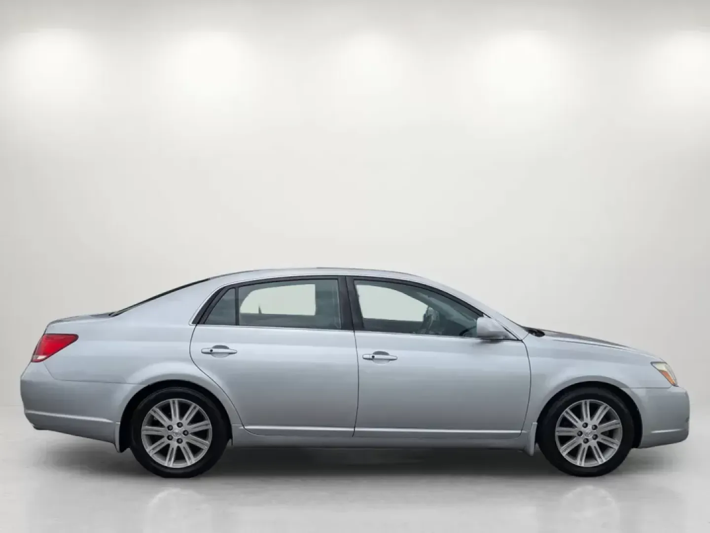 2005 Toyota Avalon (4T1BK36BX5U) with an Gas V6 3.5L/214 engine, 5-Speed Automatic w/OD transmission, located at 7000 Northlake Connector, Columbus, GA, 31904, (706) 987-8085, 32.524975, -84.978134 - 2005 Toyota Avalon - Photo#3