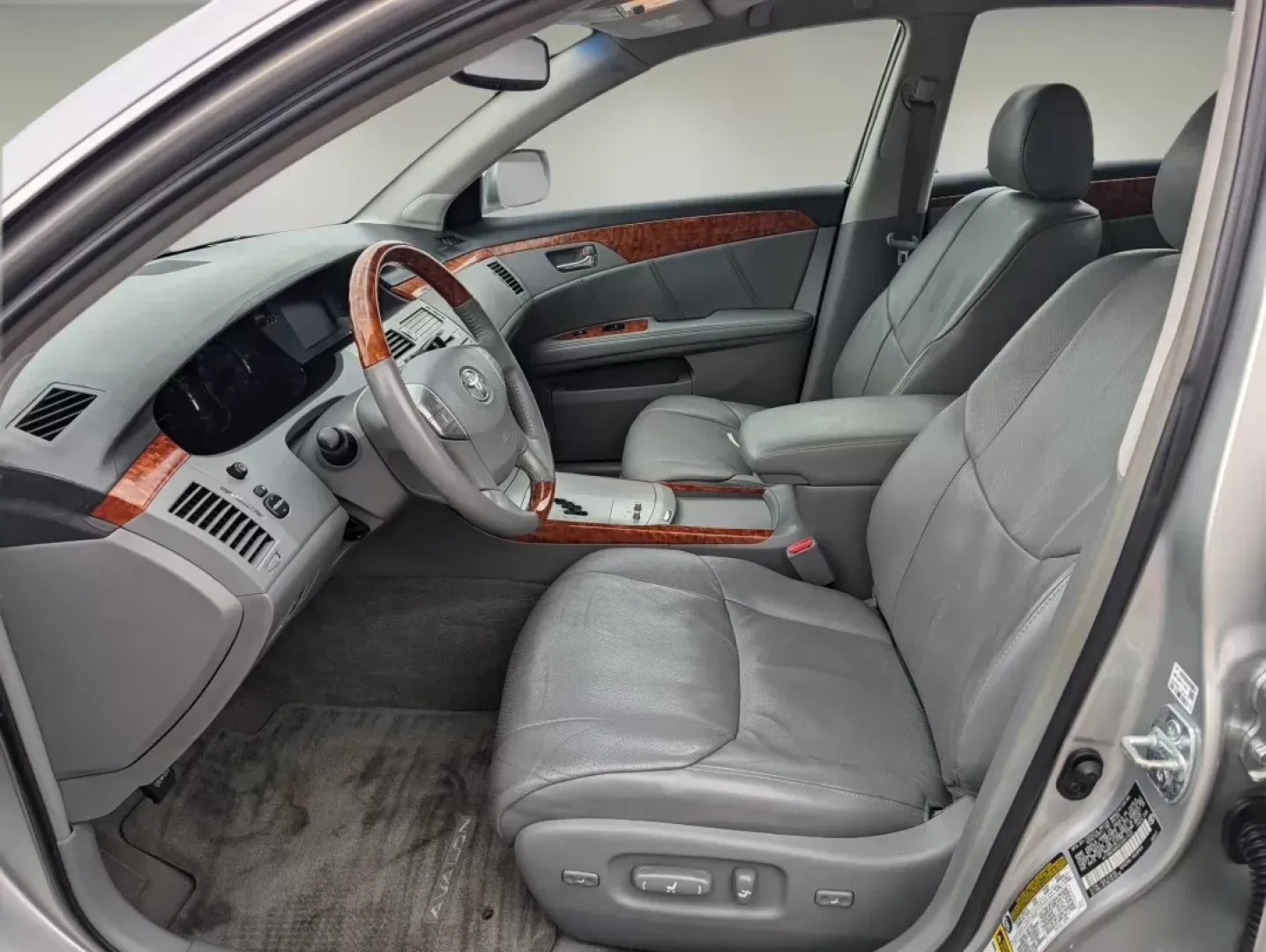 2005 Toyota Avalon (4T1BK36BX5U) with an Gas V6 3.5L/214 engine, 5-Speed Automatic w/OD transmission, located at 7000 Northlake Connector, Columbus, GA, 31904, (706) 987-8085, 32.524975, -84.978134 - 2005 Toyota Avalon - Photo#9