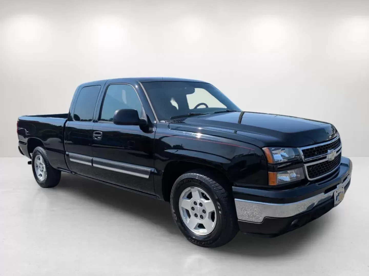 2006 /Dark Charcoal Chevrolet Silverado 1500 LT1 (1GCEC19V06Z) with an Other engine, located at 3959 U.S. 80 W, Phenix City, AL, 36870, (334) 297-4885, 32.469296, -85.135185 - **Explore Your Next Adventure with the 2006 Chevrolet Silverado 1500 LT1 at Gils Auto!**<br /> <br /> Are you searching for a reliable and versatile pickup that suits both your daily commute and weekend adventures? Look no further! This 2006 Chevrolet Silverado 1500 LT1, now available at Gils Auto i - Photo#3