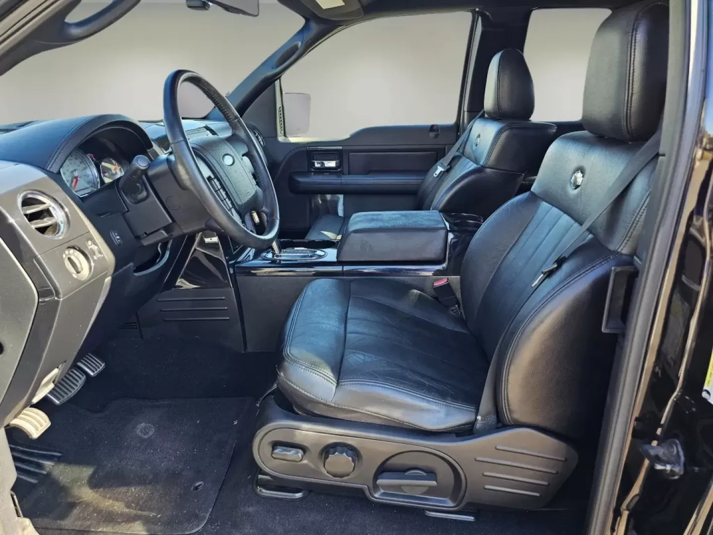 2006 Ford F-150 Harley-Davidson (1FTRX12526F) with an Other engine, located at 5115 14th Ave., Columbus, GA, 31904, (706) 323-0345, 32.511494, -84.971046 - **Unleash Your Adventures with the 2006 Ford F-150 Extended Cab Pickup from Gils Auto - Prattville!**<br /> <br /> Are you ready to elevate your outdoor adventures or enhance your daily commute? The 2006 Ford F-150 Extended Cab Pickup is more than just a vehicle; it's your ticket to freedom and flex - Photo#9