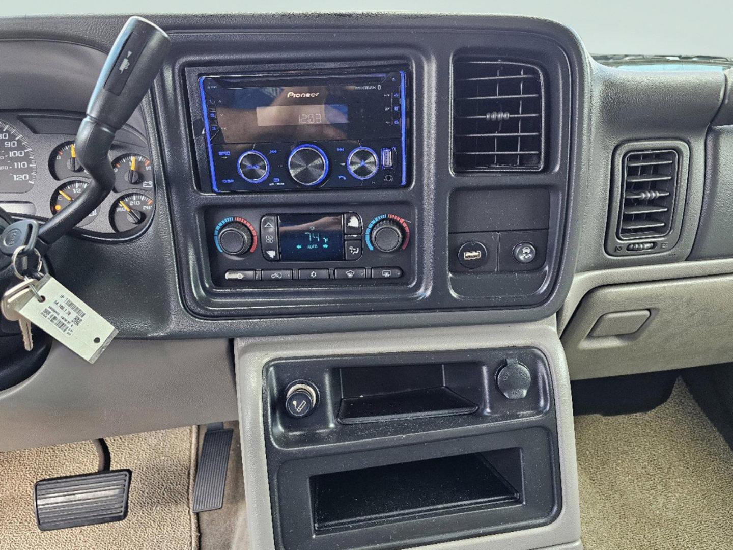 2006 Deep Blue Metallic /Pewter/Dark Pewter GMC Yukon SLT (1GKEC13T76R) with an Gas/Ethanol V8 5.3L/325 engine, 4-Speed Automatic w/OD transmission, located at 804 22nd Ave, Phenix City, AL, 36870, (334) 297-1860, 32.484749, -85.024475 - 2006 GMC Yukon SLT - Photo#10