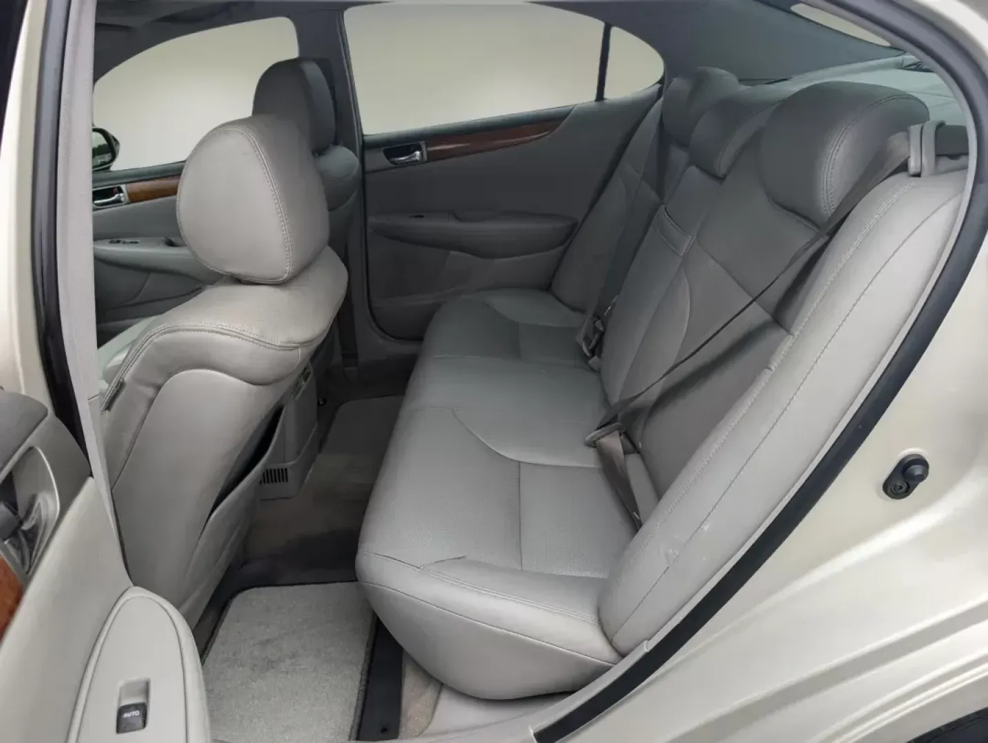 2006 Lexus ES 330 (JTHBA30GX65) with an Other engine, located at 1430 Gateway Drive, Opelika, AL, 36801, (334) 239-0944, 32.637871, -85.409790 - Elevate your daily commute or family adventures with the stunning 2006 Lexus ES 330, available now at Gils Auto in Opelika, AL. This luxurious sedan is not just a vehicle; it's a lifestyle upgrade, perfect for those who appreciate a blend of comfort, style, and performance. Imagine cruising down the - Photo#10