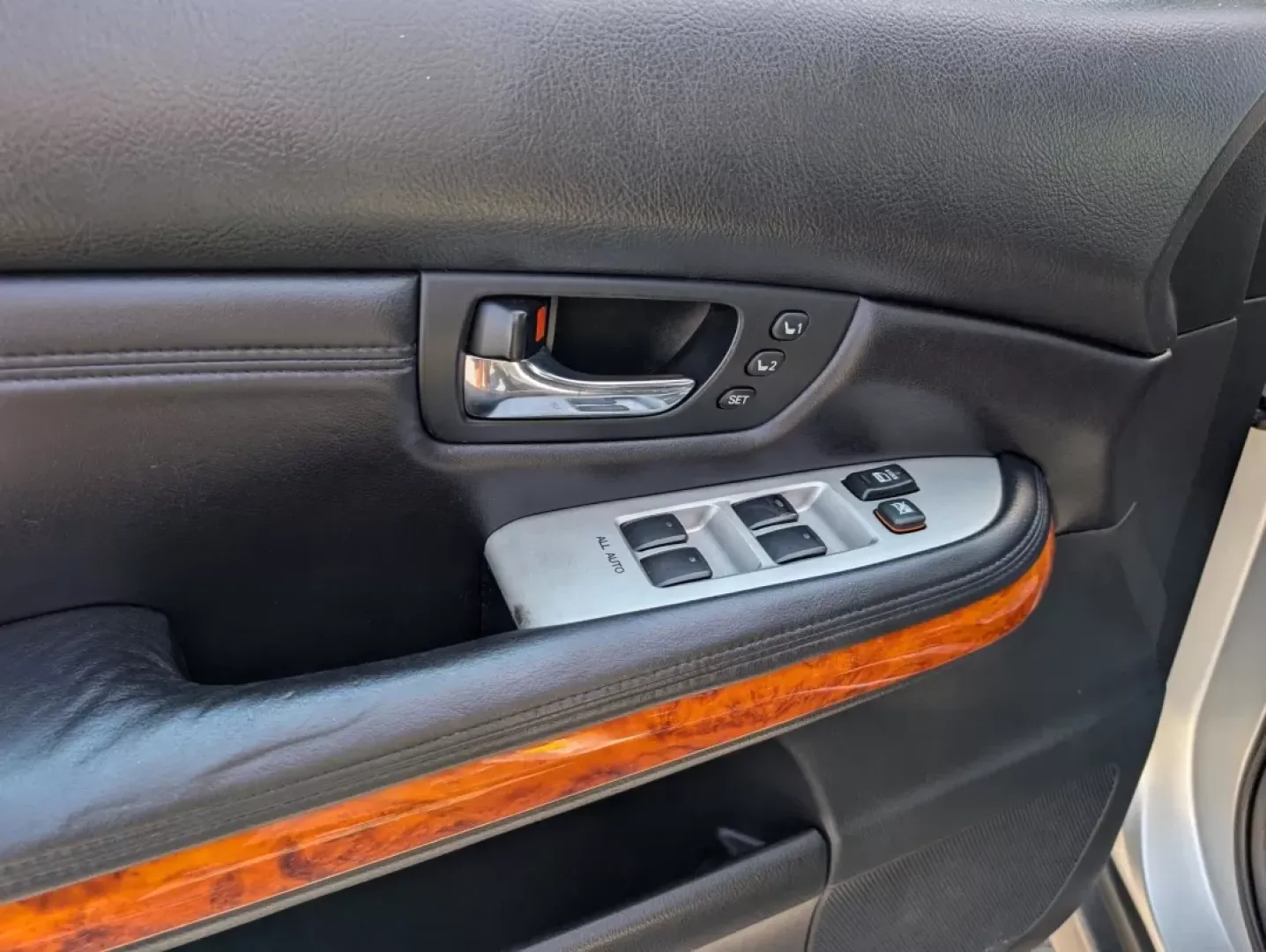 2006 Lexus RX 330 (2T2GA31U86C) with an Other engine, located at 5115 14th Ave., Columbus, GA, 31904, (706) 323-0345, 32.511494, -84.971046 - **Discover Your Next Adventure with the 2006 Lexus RX 330 at Gils Auto Phenix City, AL**<br /> <br /> Are you ready to elevate your lifestyle with a vehicle that embodies luxury and practicality? Look no further than the 2006 Lexus RX 330, a perfect blend of comfort and capability for families, com - Photo#8