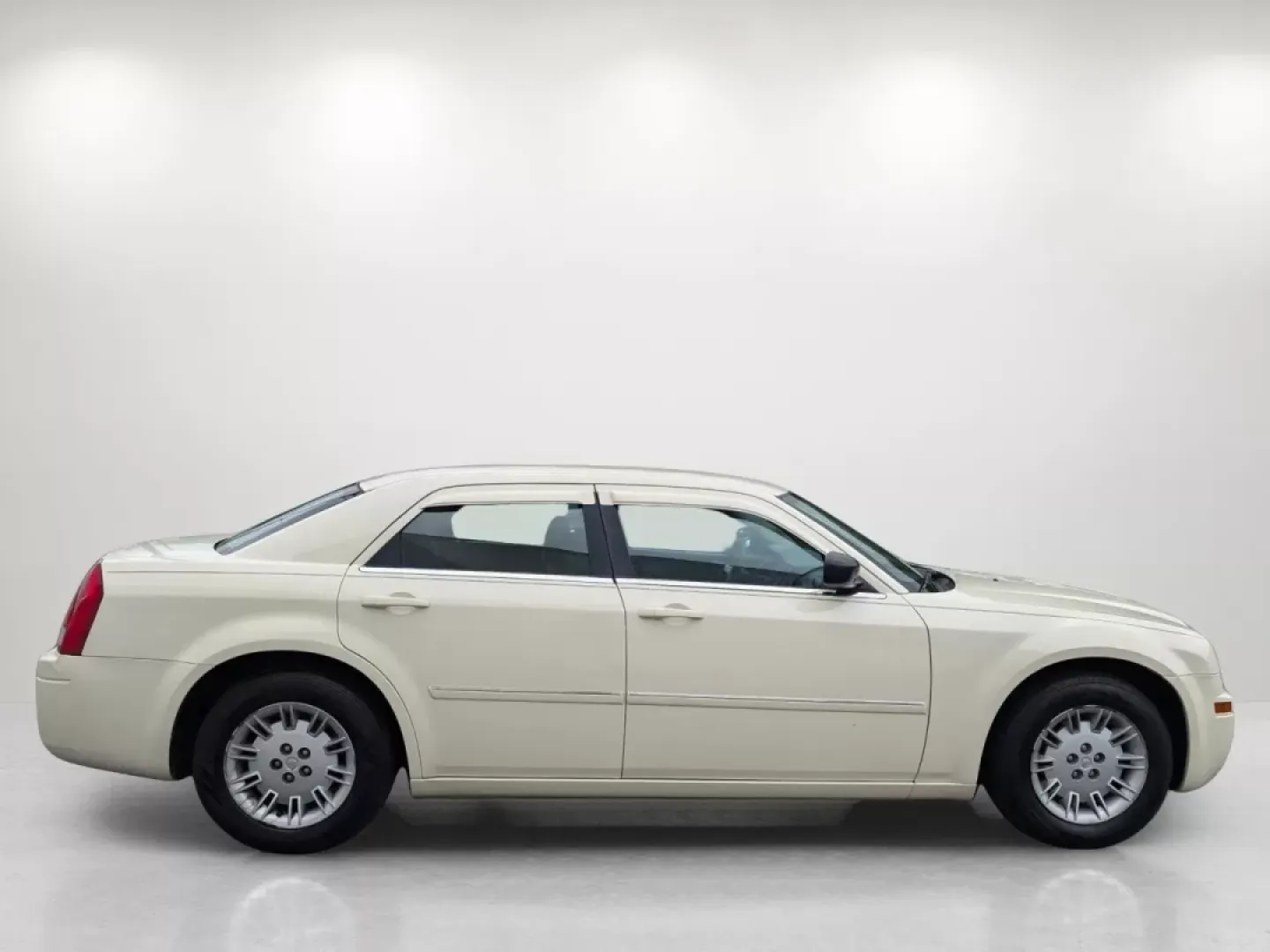 2007 Chrysler 300 (2C3KA43R67H) with an Other engine, located at 521 Old Farm Lane Rd, Prattville, AL, 36066, (334) 325-1505, 32.482460, -86.416367 - **Experience Luxury and Reliability with the 2007 Chrysler 300 at Gils Auto - Phenix City!**<br /> <br /> Are you searching for the perfect vehicle to elevate your daily commute or make family outings more enjoyable? Look no further-this 2007 Chrysler 300 delivers both style and performance, making - Photo#3