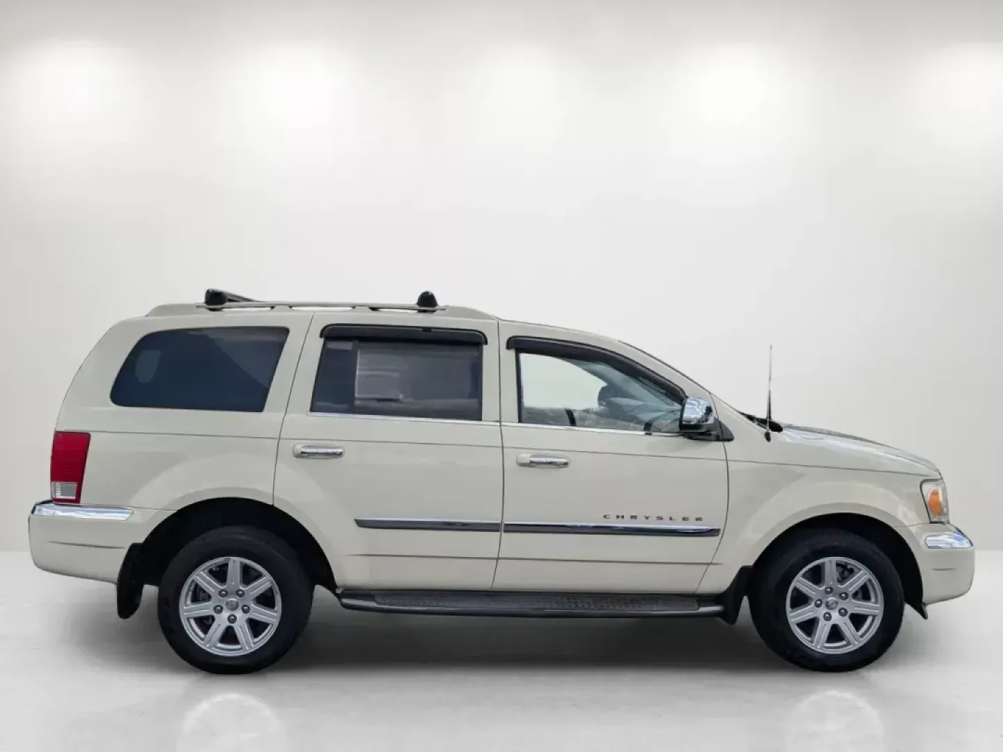 2007 Chrysler Aspen Limited (1A8HX58P57F) with an Gas/Ethanol V8 4.7L/287 engine, 5-Speed Automatic transmission, located at 5115 14th Ave., Columbus, GA, 31904, (706) 323-0345, 32.511494, -84.971046 - ### Discover Adventure with the 2007 Chrysler Aspen Limited SUV at Gils Auto - Columbus<br /> <br /> Are you ready to elevate your family's adventures or enhance your daily commute? The 2007 Chrysler Aspen Limited is the perfect companion for those who crave versatility without sacrificing comfort. - Photo#3