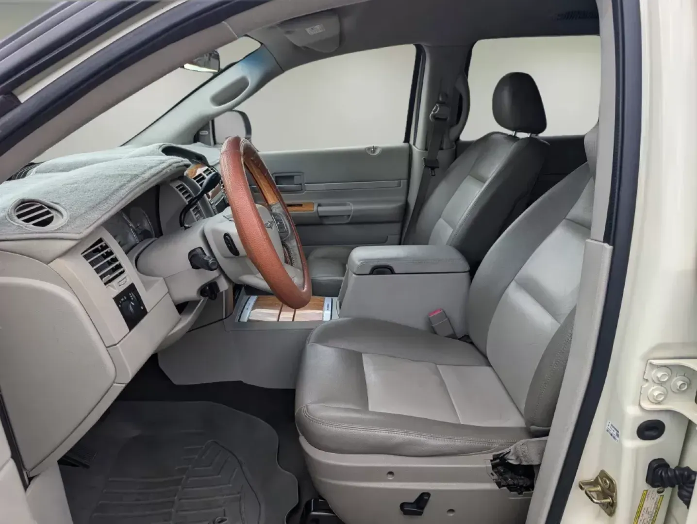 2007 Chrysler Aspen Limited (1A8HX58P57F) with an Gas/Ethanol V8 4.7L/287 engine, 5-Speed Automatic transmission, located at 5115 14th Ave., Columbus, GA, 31904, (706) 323-0345, 32.511494, -84.971046 - ### Discover Adventure with the 2007 Chrysler Aspen Limited SUV at Gils Auto - Columbus<br /> <br /> Are you ready to elevate your family's adventures or enhance your daily commute? The 2007 Chrysler Aspen Limited is the perfect companion for those who crave versatility without sacrificing comfort. - Photo#9