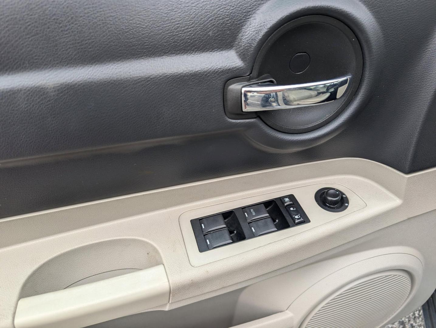 2007 Dodge Charger (2B3KA43G37H) with an Gas V6 3.5L/215 engine, 5-Speed Automatic transmission, located at 1430 Gateway Drive, Opelika, AL, 36801, (334) 239-0944, 32.637871, -85.409790 - 2007 Dodge Charger - Photo#8