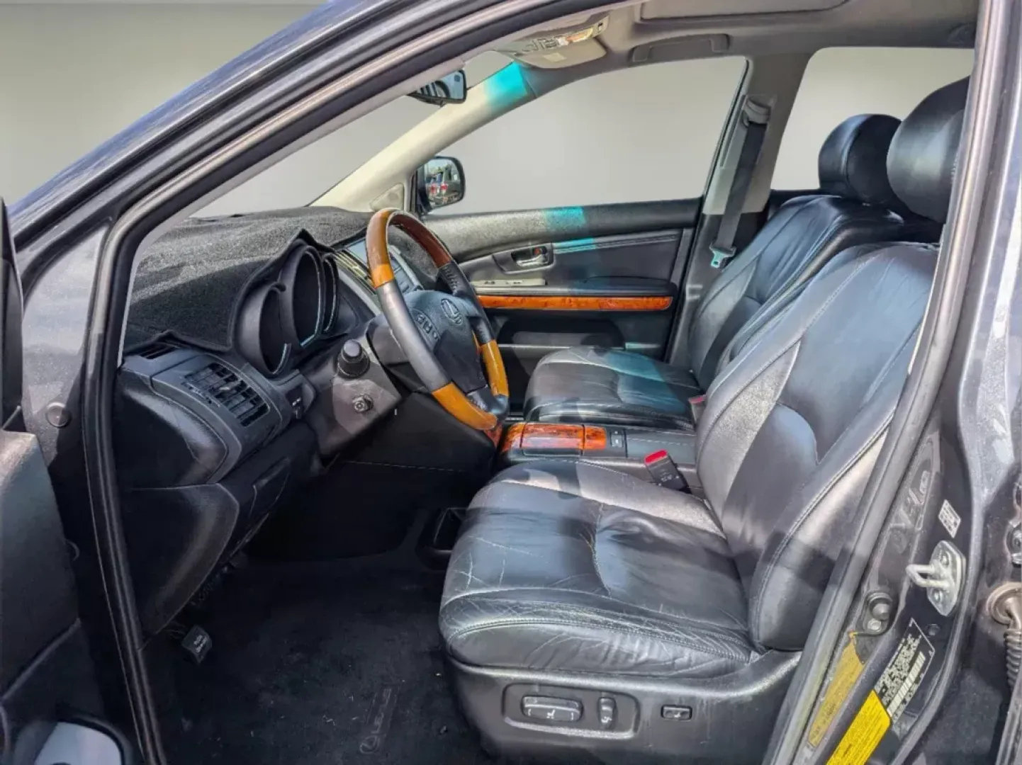 2007 /Black Lexus RX 350 (2T2GK31U37C) with an Other engine, located at 3959 U.S. 80 W, Phenix City, AL, 36870, (334) 297-4885, 32.469296, -85.135185 - Discover the perfect blend of luxury, comfort, and reliability with this stunning 2007 Lexus RX 350, now available at Gils Auto in Phenix City, AL! Whether you're a growing family in need of extra space, a commuter looking for a dependable ride, or someone ready for weekend adventures, this SUV is d - Photo#9
