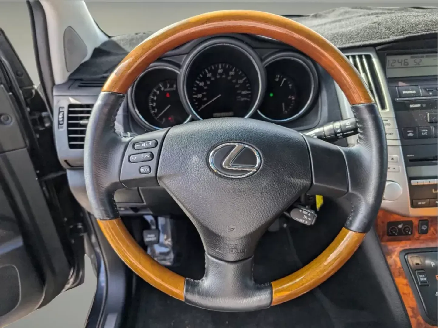 2007 /Black Lexus RX 350 (2T2GK31U37C) with an Other engine, located at 3959 U.S. 80 W, Phenix City, AL, 36870, (334) 297-4885, 32.469296, -85.135185 - Discover the perfect blend of luxury, comfort, and reliability with this stunning 2007 Lexus RX 350, now available at Gils Auto in Phenix City, AL! Whether you're a growing family in need of extra space, a commuter looking for a dependable ride, or someone ready for weekend adventures, this SUV is d - Photo#12