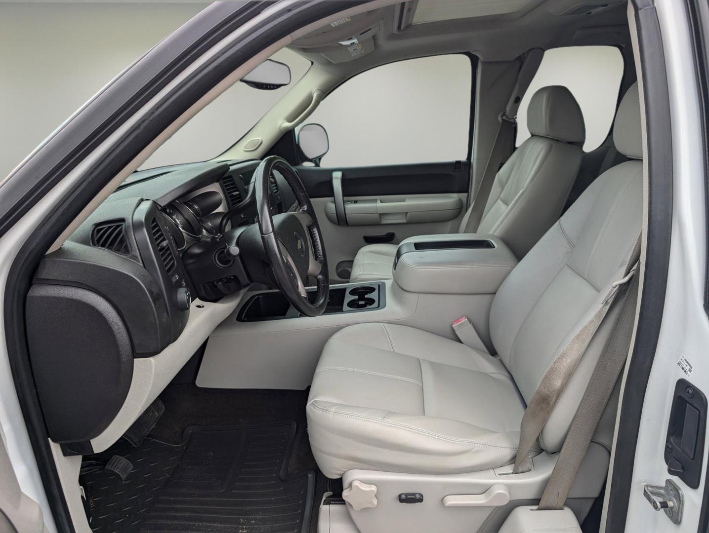 2008 /Light Titanium/Ebony Chevrolet Silverado 1500 LT w/2LT (1GCEC19J58Z) with an Gas V8 5.3L/323 engine, 4-Speed Automatic w/OD transmission, located at 804 22nd Ave, Phenix City, AL, 36870, (334) 297-1860, 32.484749, -85.024475 - 2008 Chevrolet Silverado 1500 LT w/2LT - Photo#9
