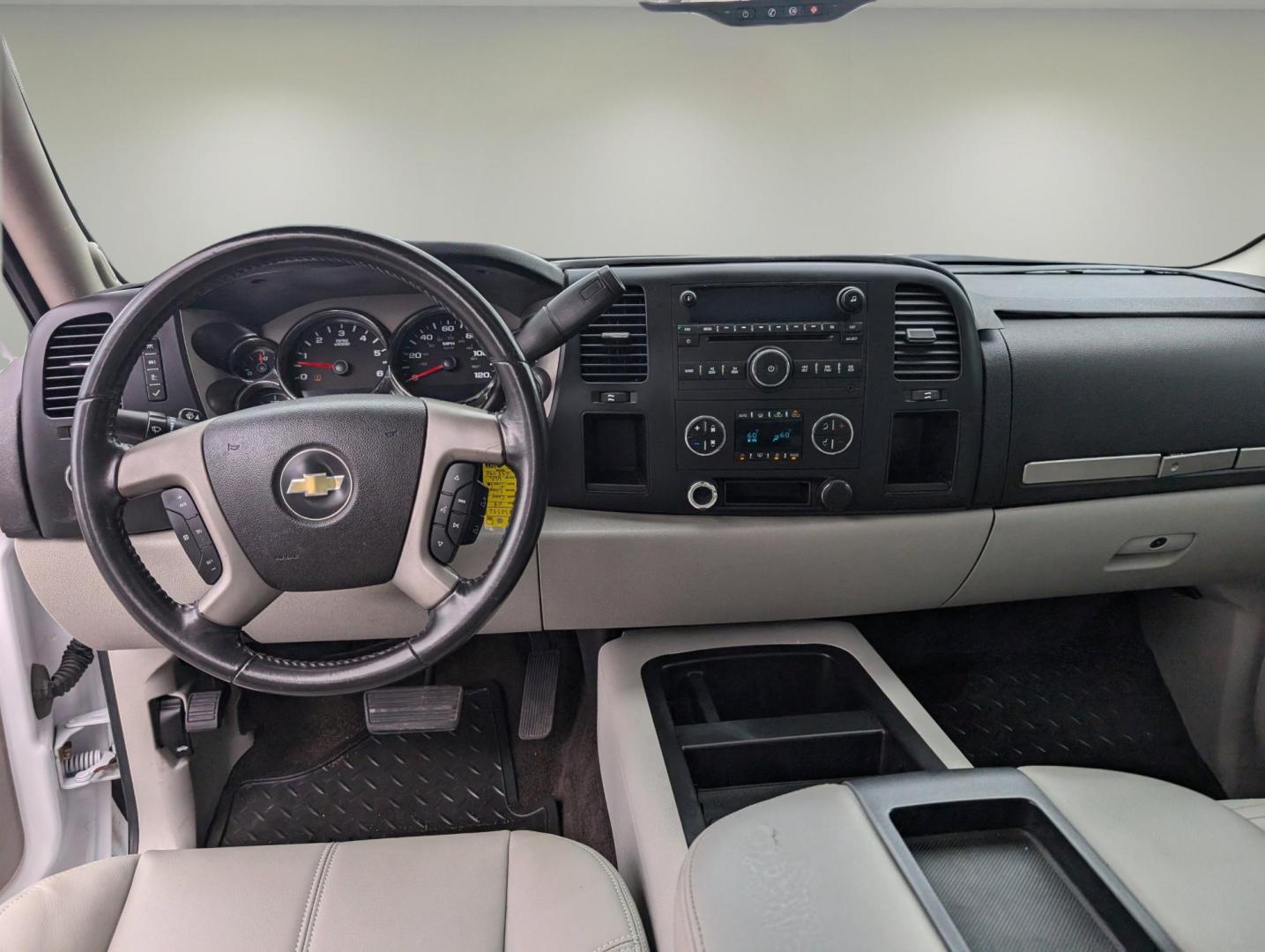 2008 /Light Titanium/Ebony Chevrolet Silverado 1500 LT w/2LT (1GCEC19J58Z) with an Gas V8 5.3L/323 engine, 4-Speed Automatic w/OD transmission, located at 804 22nd Ave, Phenix City, AL, 36870, (334) 297-1860, 32.484749, -85.024475 - 2008 Chevrolet Silverado 1500 LT w/2LT - Photo#11