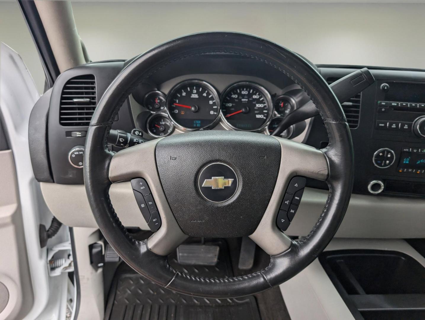 2008 /Light Titanium/Ebony Chevrolet Silverado 1500 LT w/2LT (1GCEC19J58Z) with an Gas V8 5.3L/323 engine, 4-Speed Automatic w/OD transmission, located at 804 22nd Ave, Phenix City, AL, 36870, (334) 297-1860, 32.484749, -85.024475 - 2008 Chevrolet Silverado 1500 LT w/2LT - Photo#14