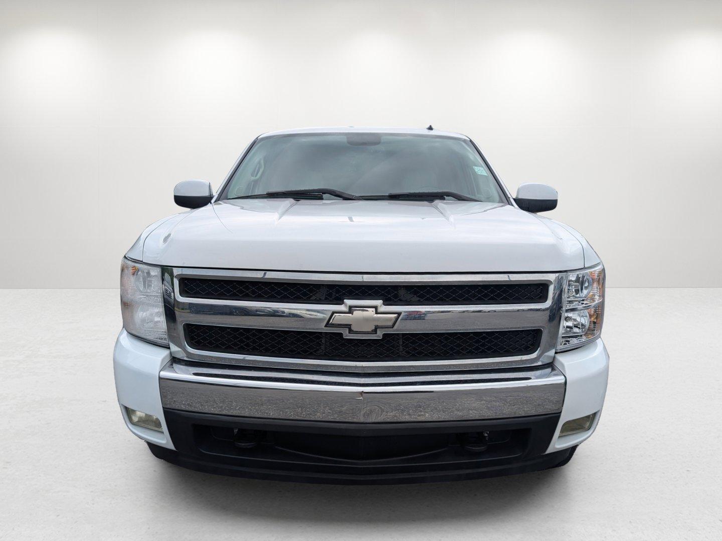2008 /Light Titanium/Ebony Chevrolet Silverado 1500 LT w/2LT (1GCEC19J58Z) with an Gas V8 5.3L/323 engine, 4-Speed Automatic w/OD transmission, located at 804 22nd Ave, Phenix City, AL, 36870, (334) 297-1860, 32.484749, -85.024475 - 2008 Chevrolet Silverado 1500 LT w/2LT - Photo#1