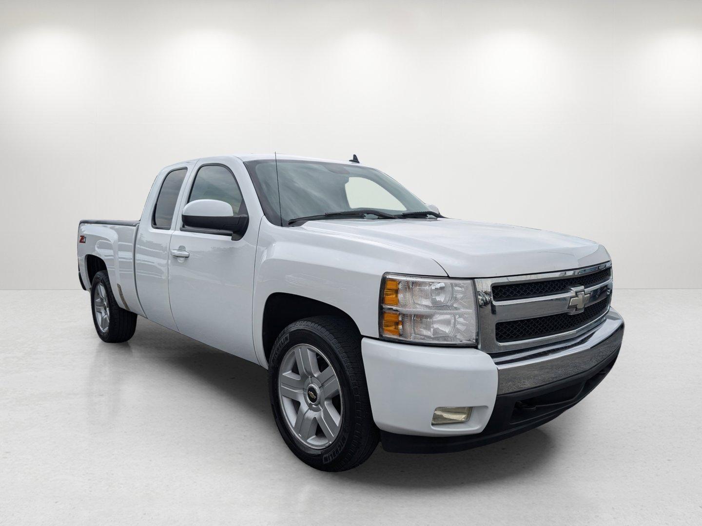 2008 /Light Titanium/Ebony Chevrolet Silverado 1500 LT w/2LT (1GCEC19J58Z) with an Gas V8 5.3L/323 engine, 4-Speed Automatic w/OD transmission, located at 804 22nd Ave, Phenix City, AL, 36870, (334) 297-1860, 32.484749, -85.024475 - 2008 Chevrolet Silverado 1500 LT w/2LT - Photo#2