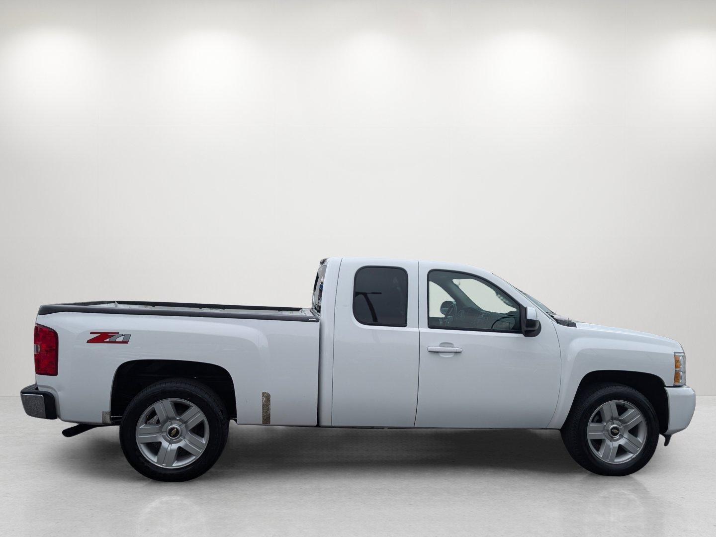 2008 /Light Titanium/Ebony Chevrolet Silverado 1500 LT w/2LT (1GCEC19J58Z) with an Gas V8 5.3L/323 engine, 4-Speed Automatic w/OD transmission, located at 804 22nd Ave, Phenix City, AL, 36870, (334) 297-1860, 32.484749, -85.024475 - 2008 Chevrolet Silverado 1500 LT w/2LT - Photo#3
