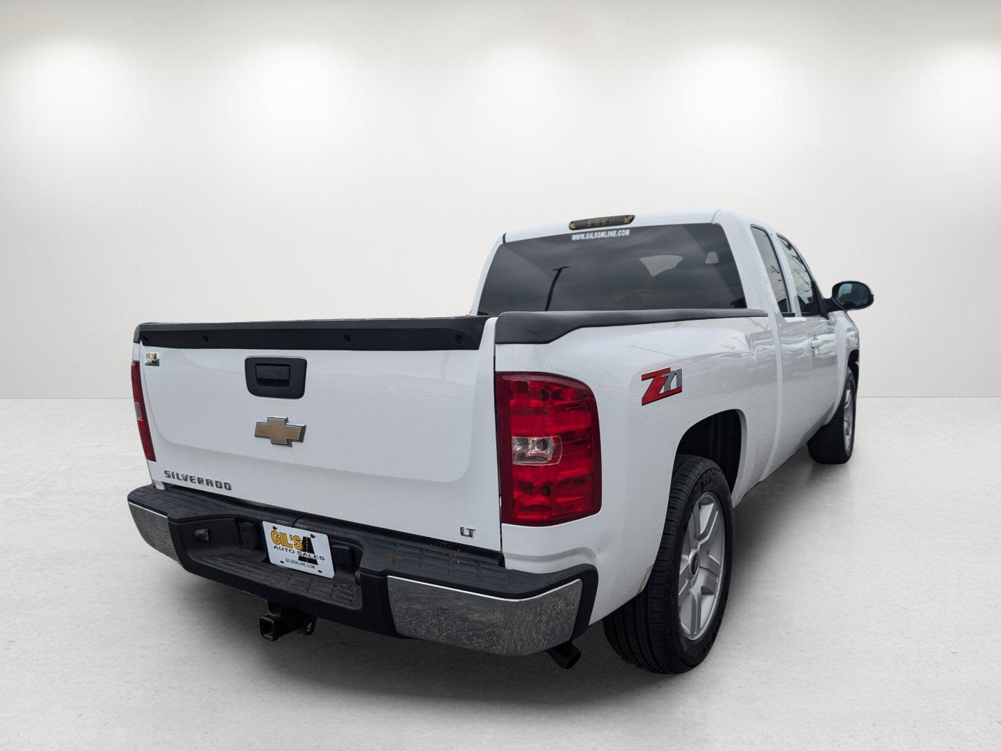 2008 /Light Titanium/Ebony Chevrolet Silverado 1500 LT w/2LT (1GCEC19J58Z) with an Gas V8 5.3L/323 engine, 4-Speed Automatic w/OD transmission, located at 804 22nd Ave, Phenix City, AL, 36870, (334) 297-1860, 32.484749, -85.024475 - 2008 Chevrolet Silverado 1500 LT w/2LT - Photo#4