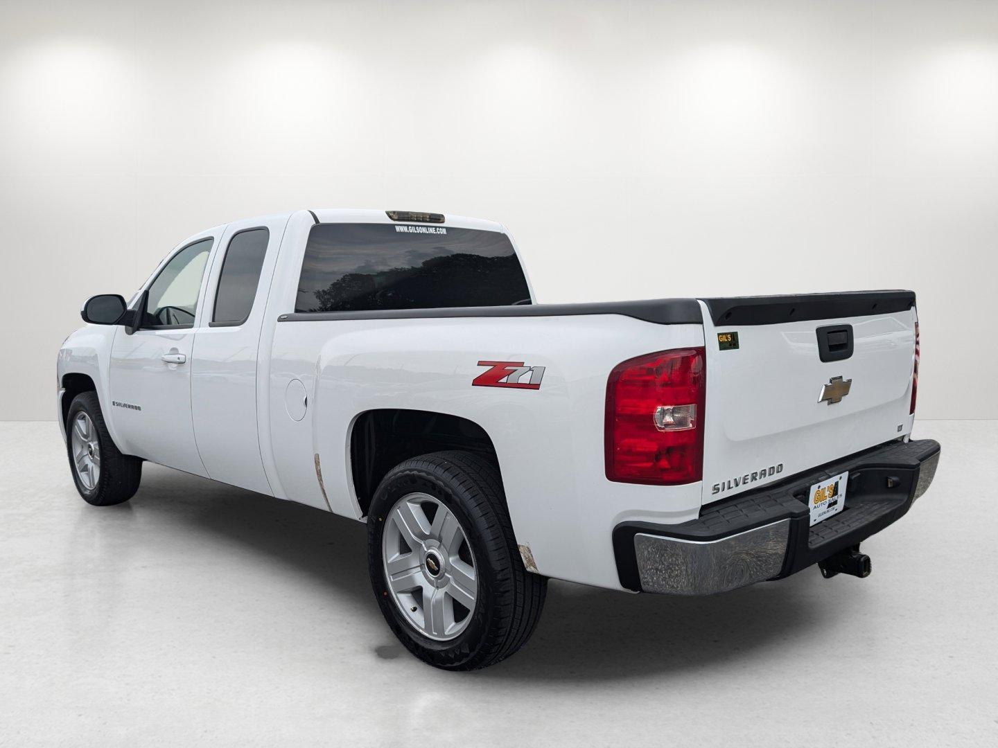 2008 /Light Titanium/Ebony Chevrolet Silverado 1500 LT w/2LT (1GCEC19J58Z) with an Gas V8 5.3L/323 engine, 4-Speed Automatic w/OD transmission, located at 804 22nd Ave, Phenix City, AL, 36870, (334) 297-1860, 32.484749, -85.024475 - 2008 Chevrolet Silverado 1500 LT w/2LT - Photo#6